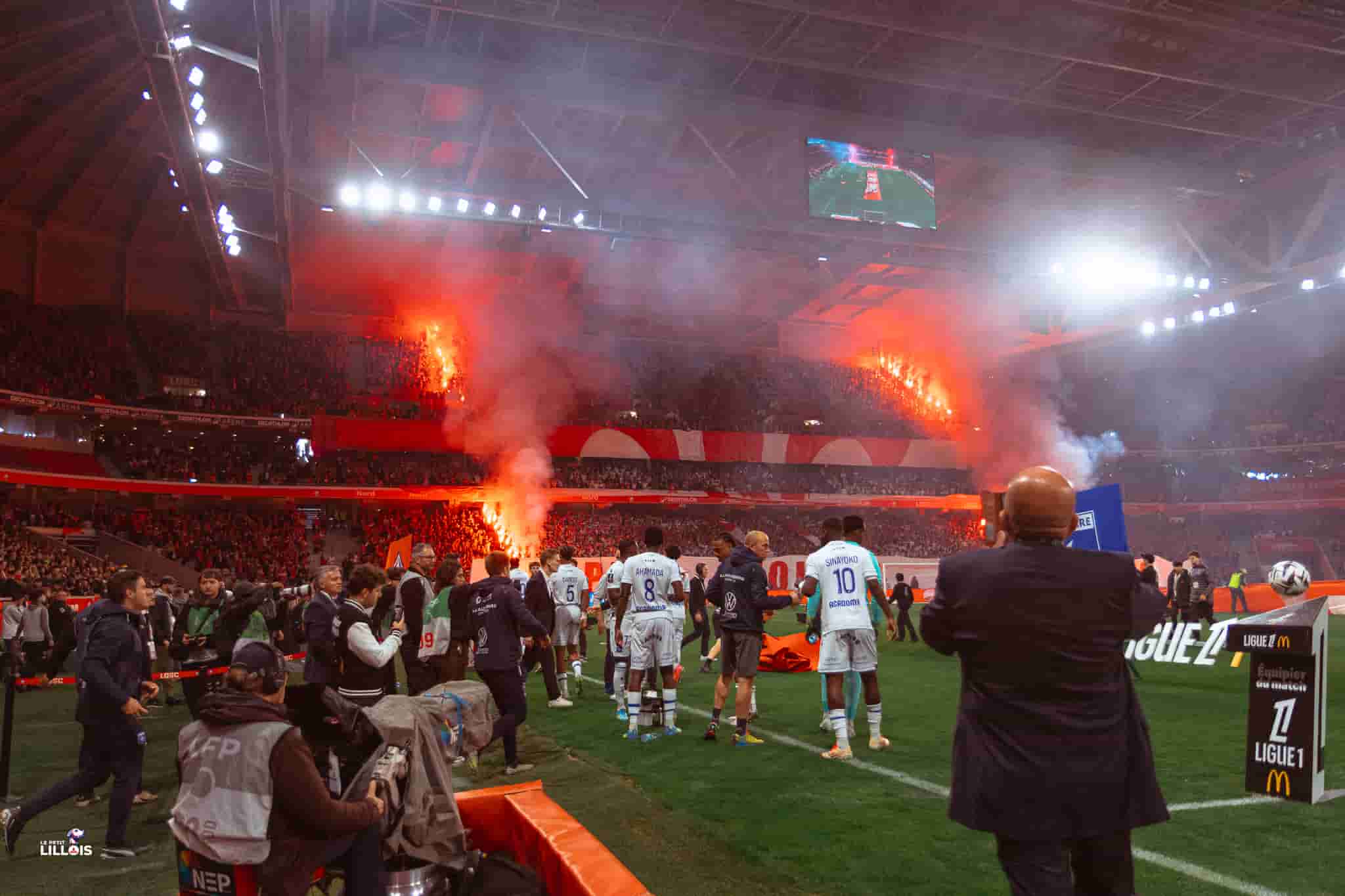 Les supporters du LOSC embrasent les tribunes de la Decathlon Arena - Stade Pierre-Mauroy.