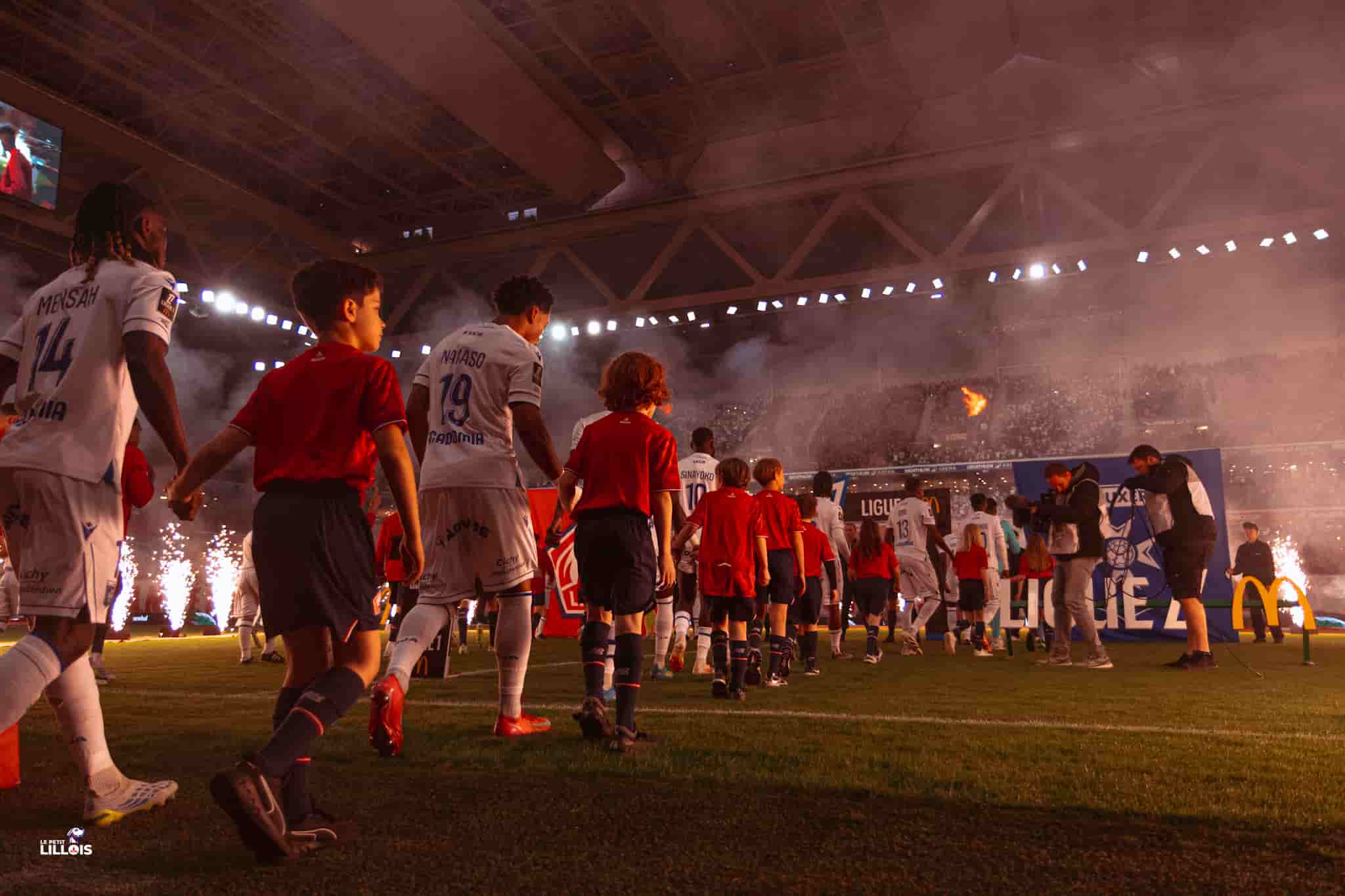 Les joueurs font leur entr&eacute;e sur la pelouse pour LOSC - AJ Auxerre en Ligue 1.