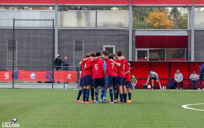 Les U19 du LOSC sur le terrain synth&eacute;tique du Domaine de Luchin.