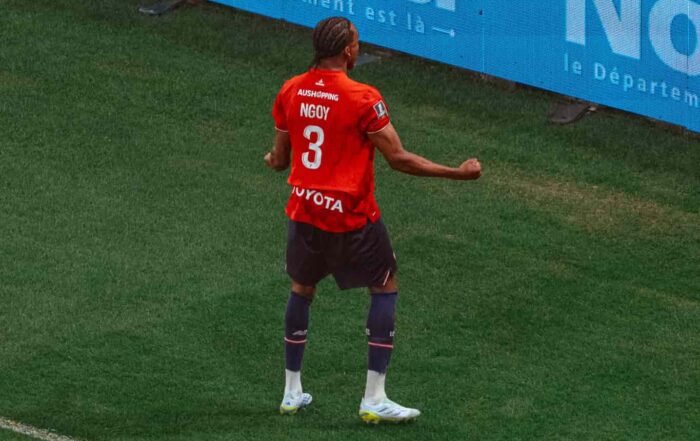 Nathan Ngoy, défenseur du LOSC, célèbre devant le public lillois.