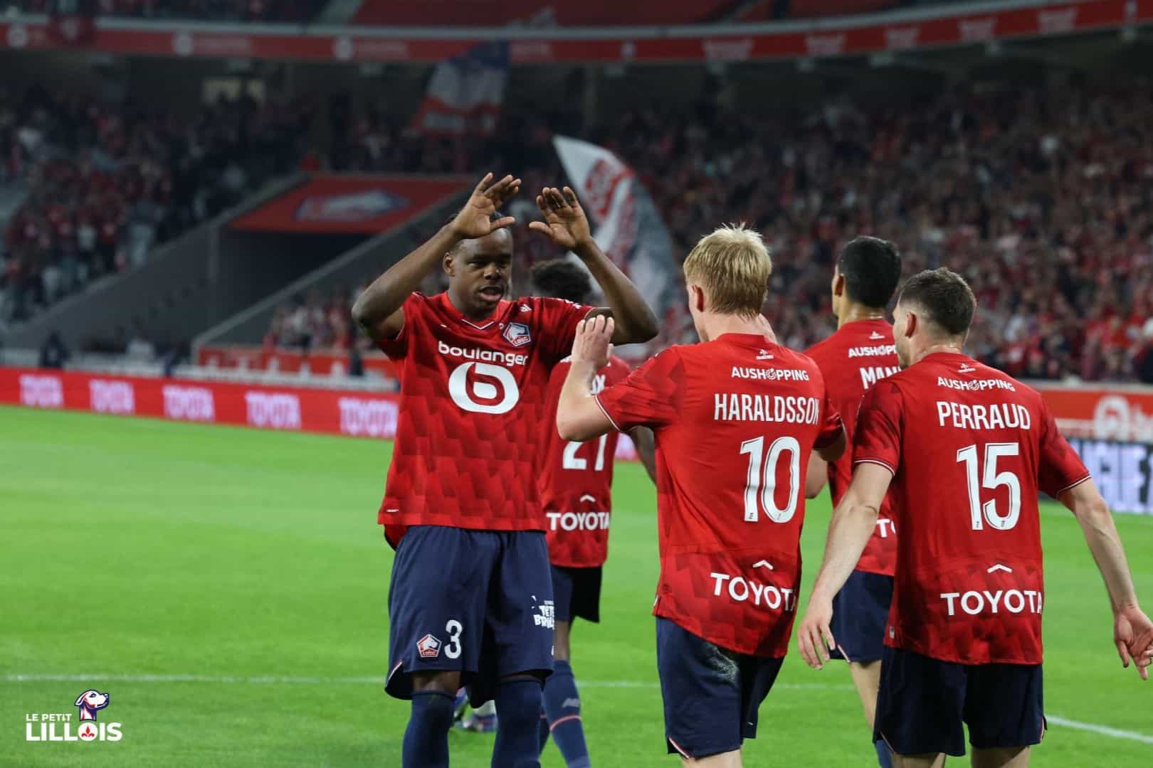 Nathan Ngoy f&eacute;licite Hakon Haraldsson pour son but pendant LOSC - Le Havre AC.
