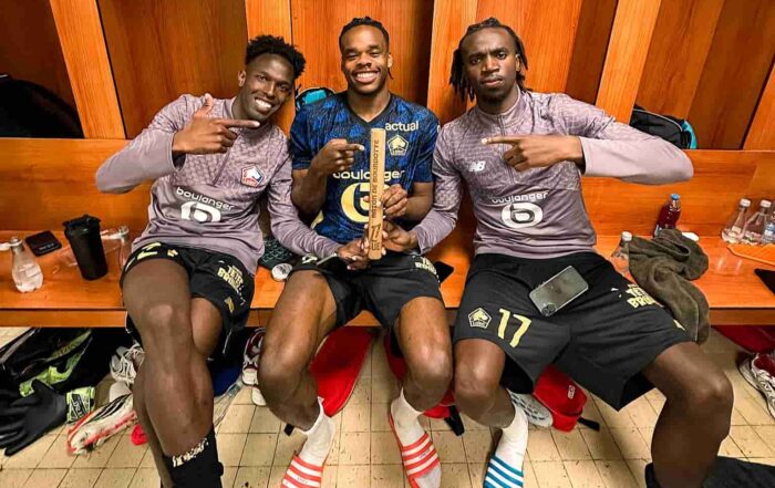 Nathan Ngoy, Ngal'ayel Mukau et F&eacute;lix Correia posent avec le B&acirc;ton de Bourbotte dans le vestiaire lillois apr&egrave;s AS Monaco - LOSC.