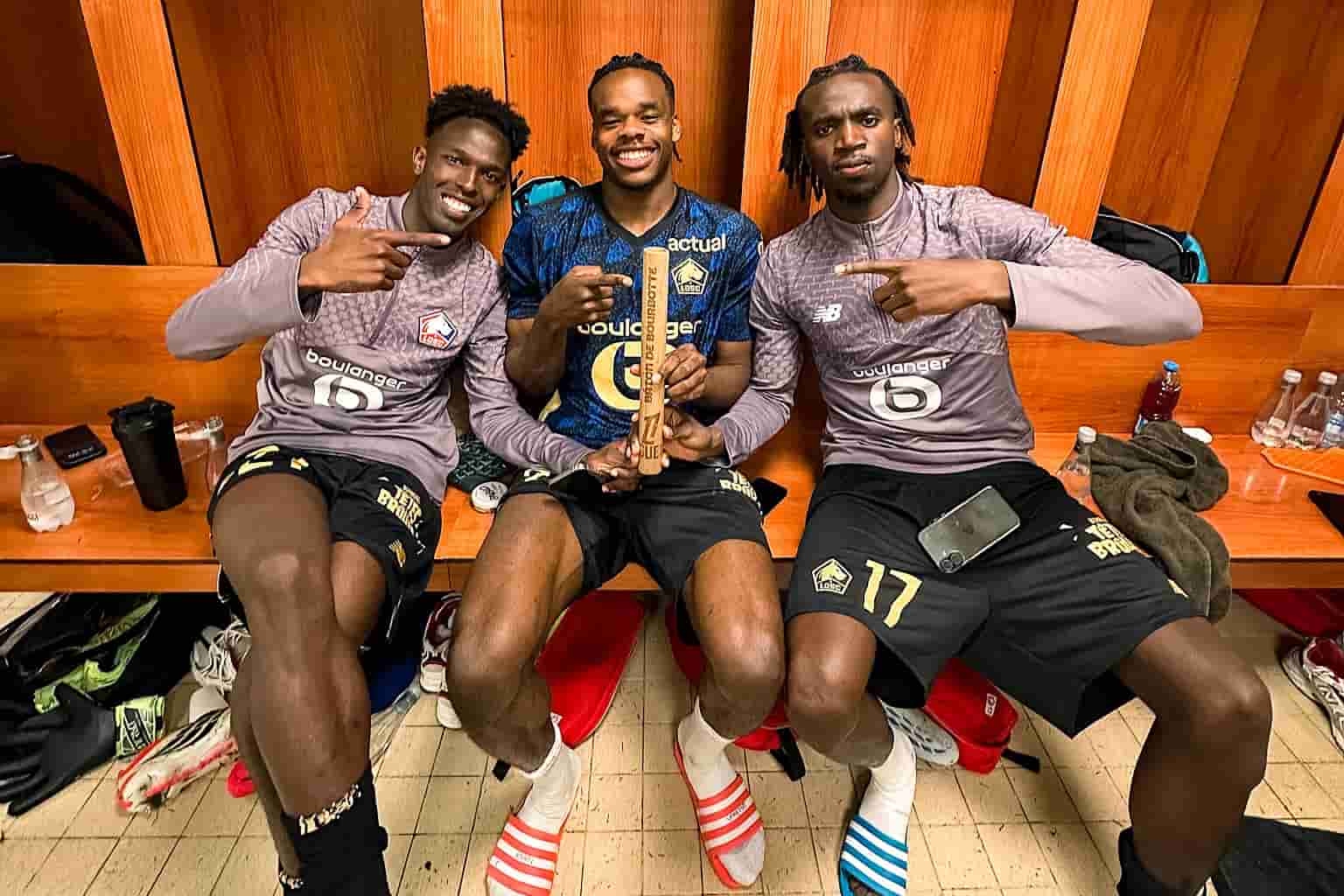Nathan Ngoy, Ngal'ayel Mukau et F&eacute;lix Correia posent avec le B&acirc;ton de Bourbotte dans le vestiaire lillois apr&egrave;s AS Monaco - LOSC.