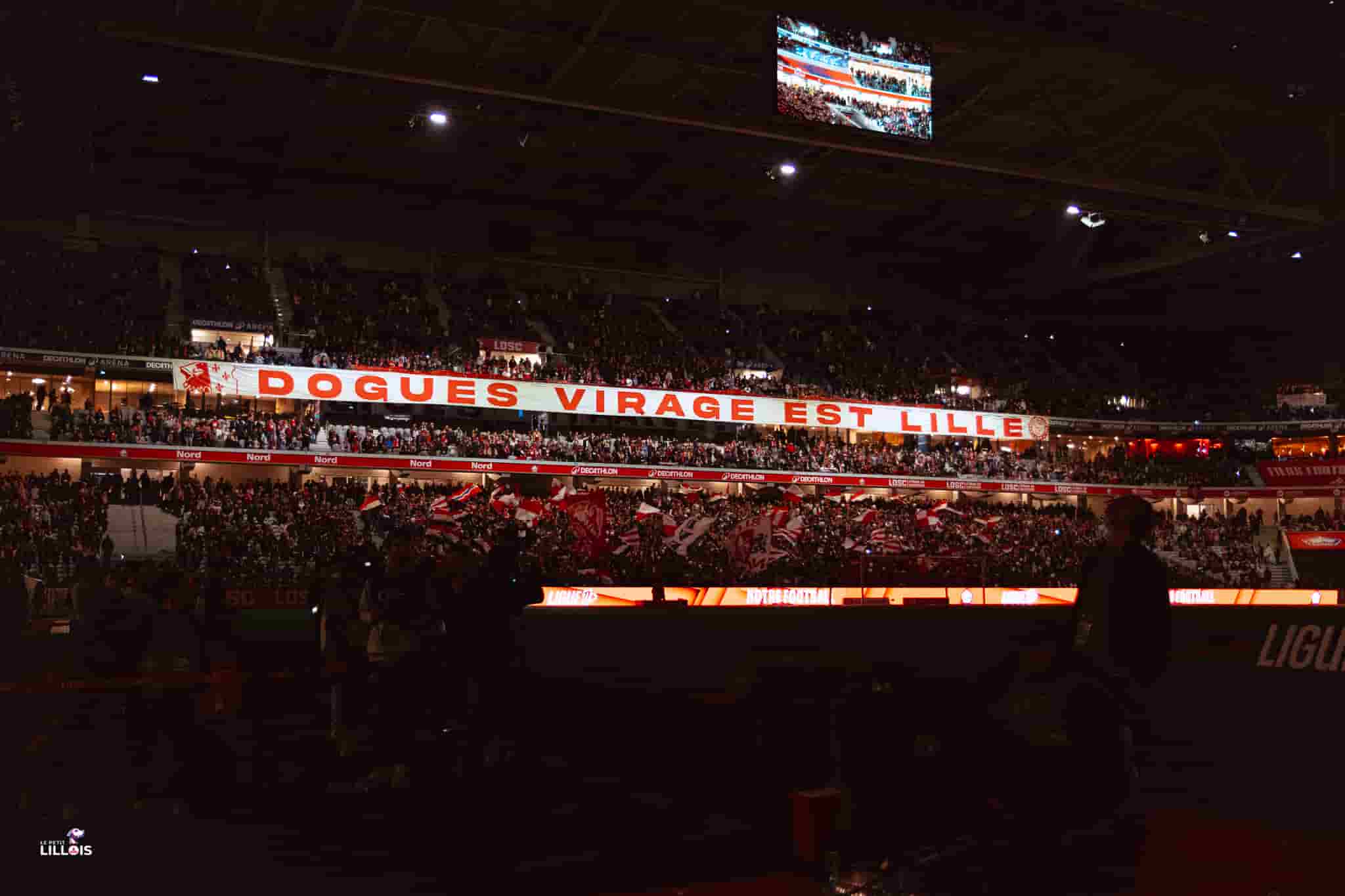 Les supporters du LOSC dans les tribunes de la Decathlon Arena - Stade Pierre-Mauroy.