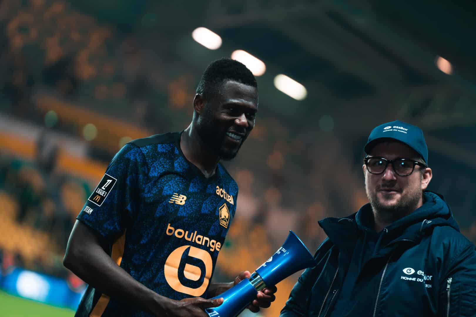 Chancel Mbemba re&ccedil;oit le troph&eacute;e d'homme du match apr&egrave;s FC Nantes - LOSC.