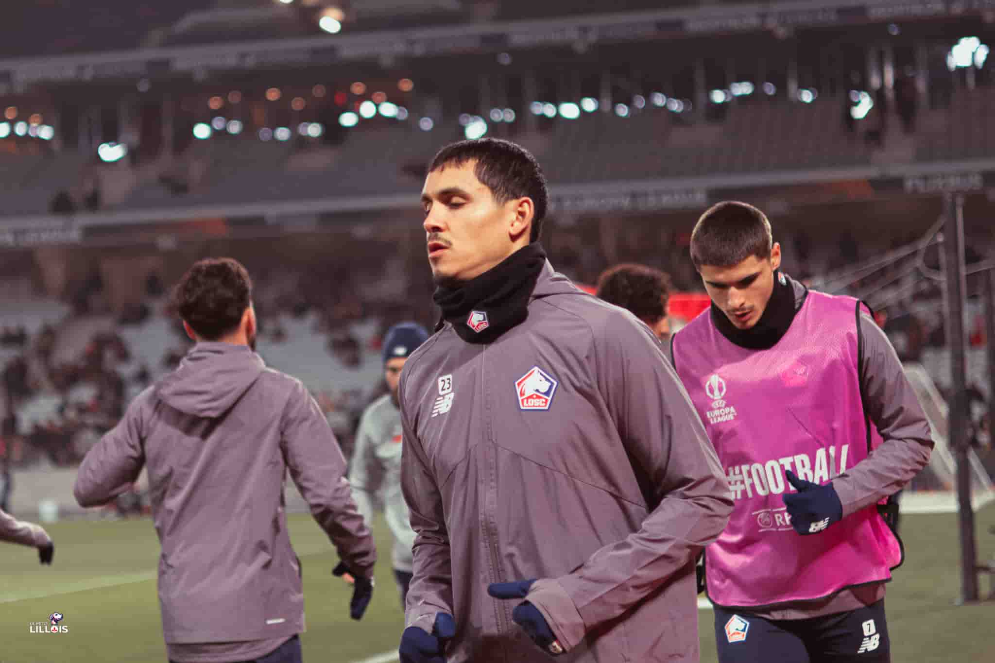 Aïssa Mandi Aïssa Mandi à l'échauffement avant LOSC - SC Fribourg.