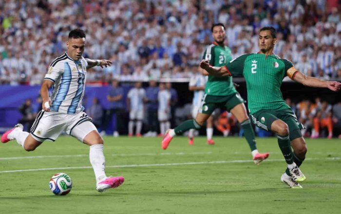 Aïssa Mandi, joueur du LOSC et international algérien, au duel avec Lautaro Martinez pendant Argentine - Algérie.