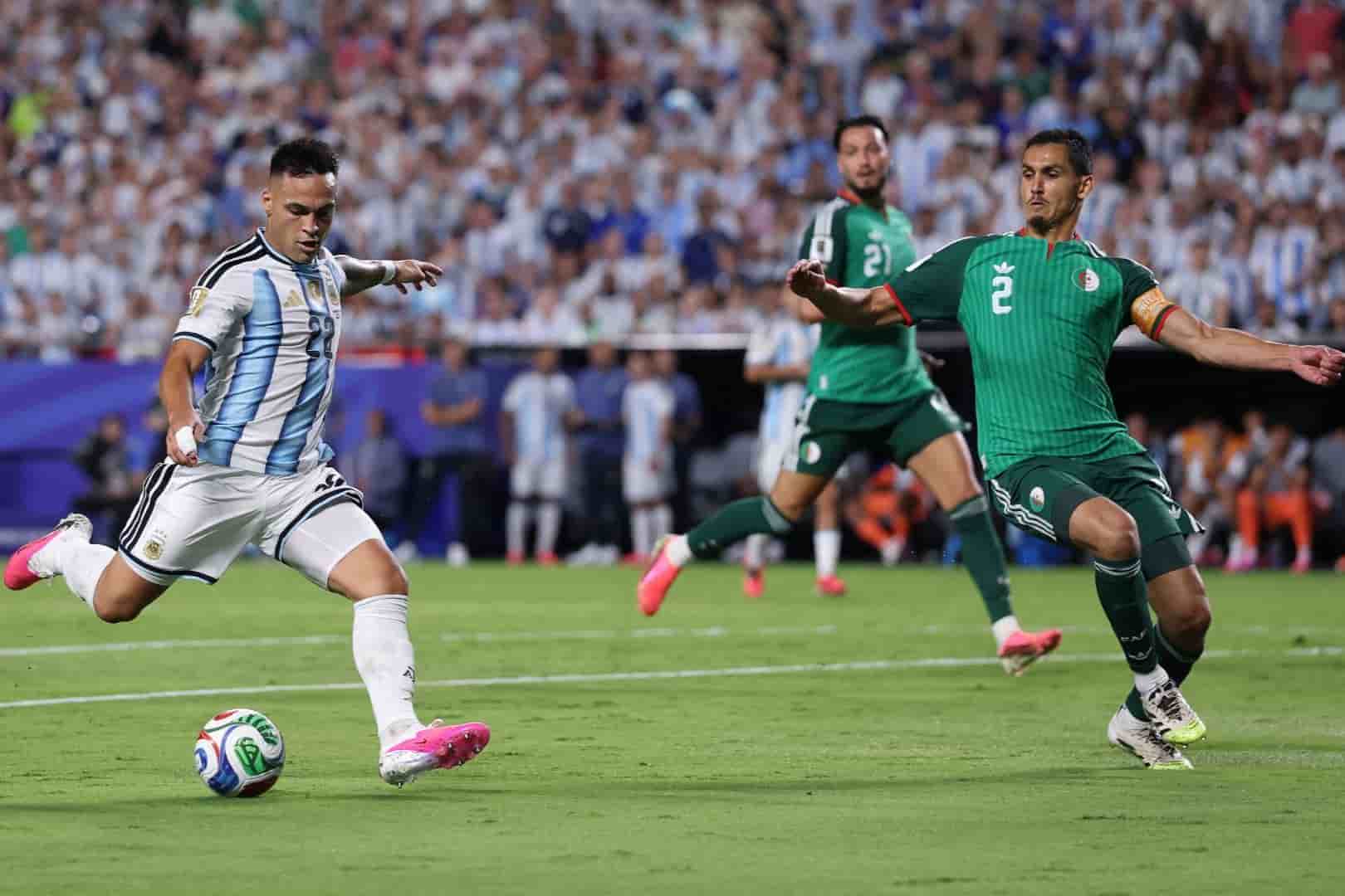 Aïssa Mandi Aïssa Mandi, joueur du LOSC et international algérien, au duel avec Lautaro Martinez pendant Argentine - Algérie.