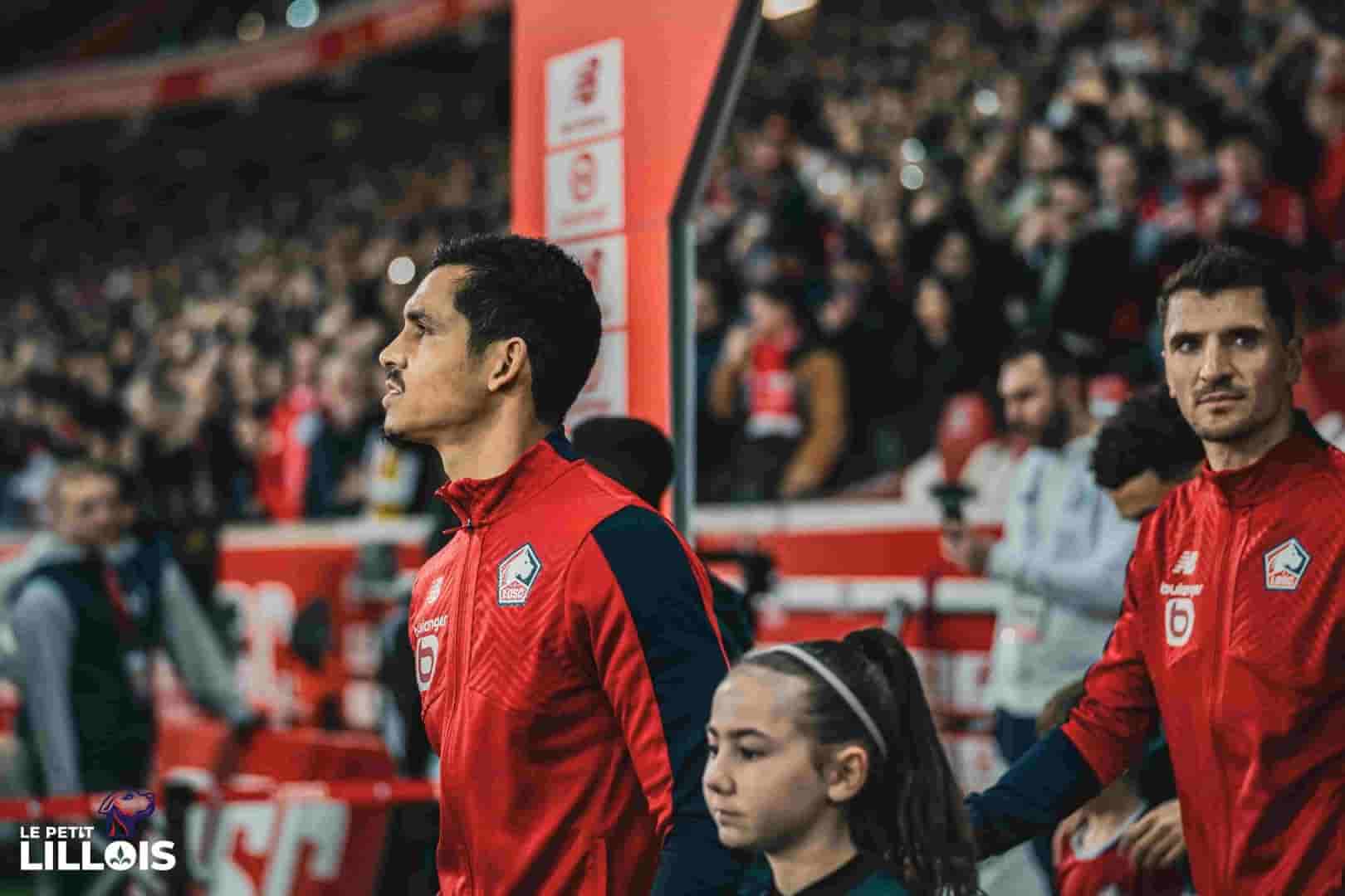 Aïssa Mandi Aïssa Mandi entre sur le terrain avec le LOSC.