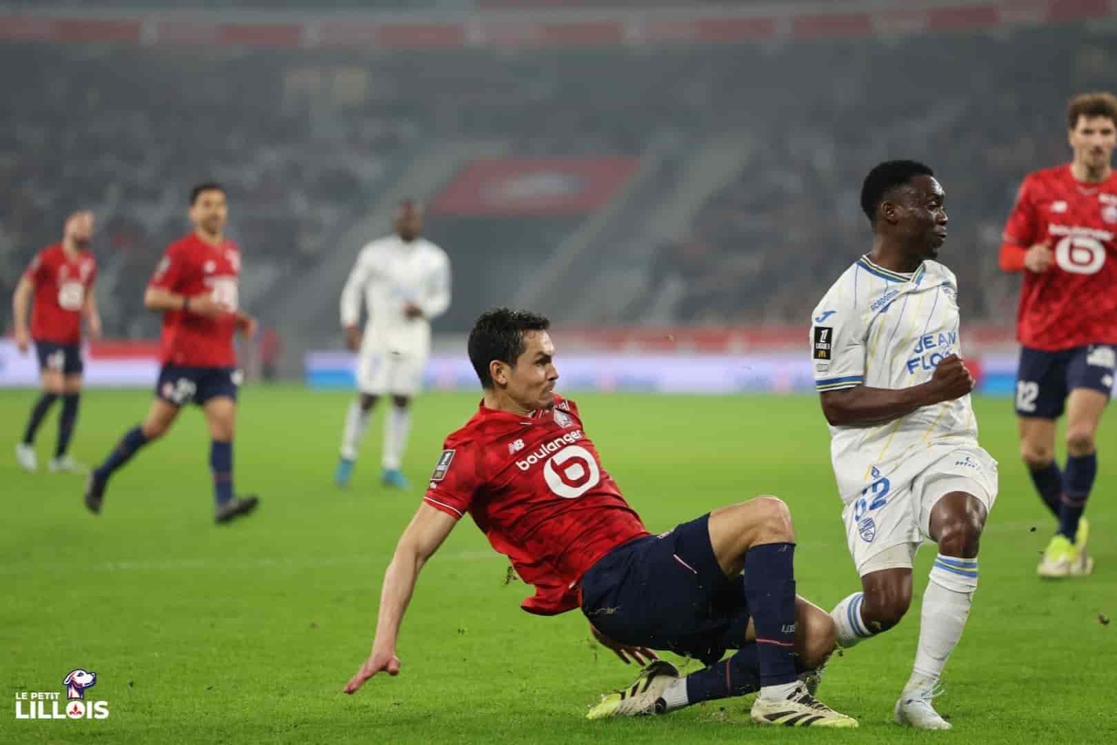 A&iuml;ssa Mandi tente de tacler un Lorientais pendant LOSC - FC Lorient.