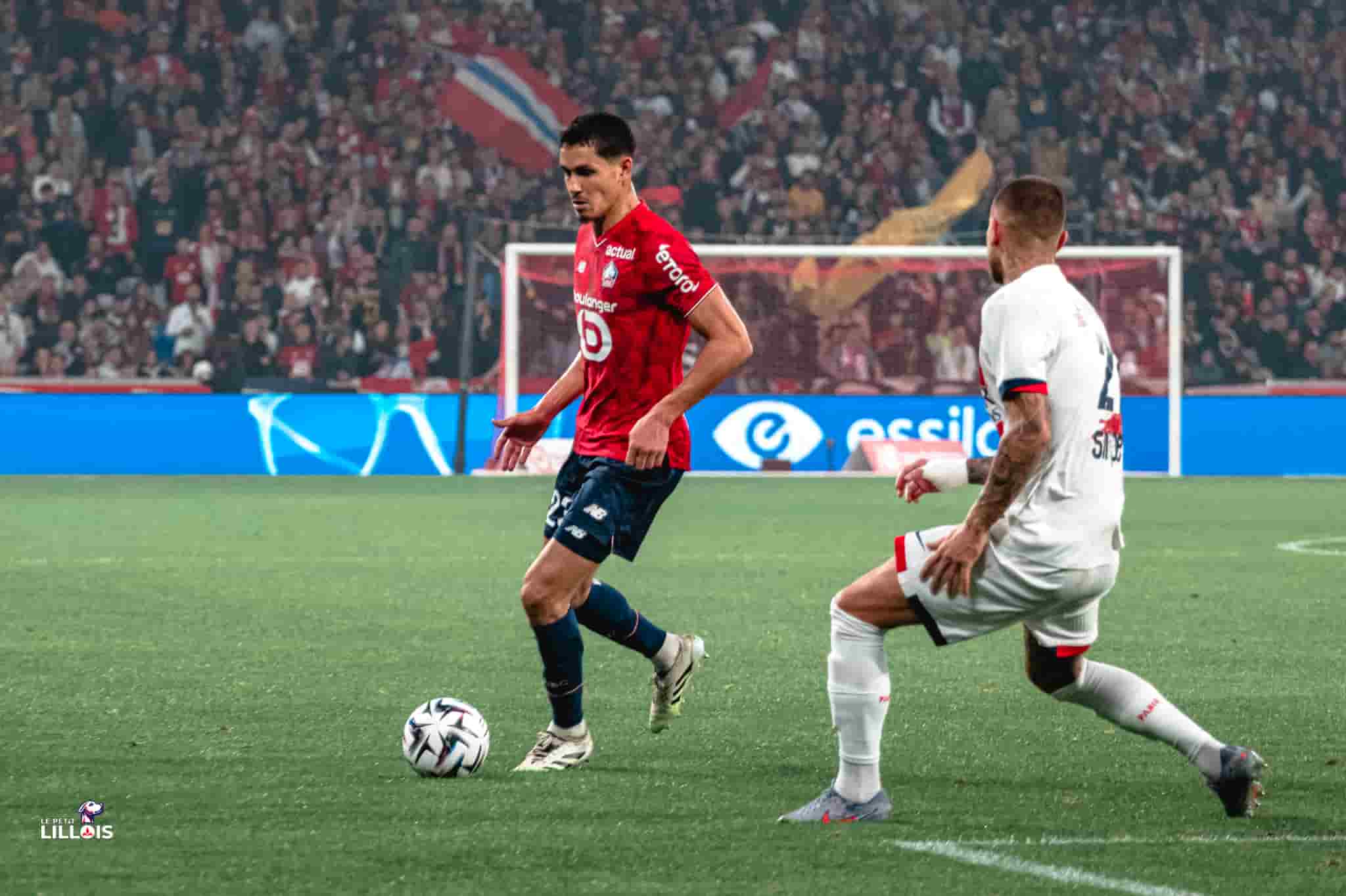 A&iuml;ssa Mandi au duel avec Lucas Hernandez pendant LOSC - PSG.