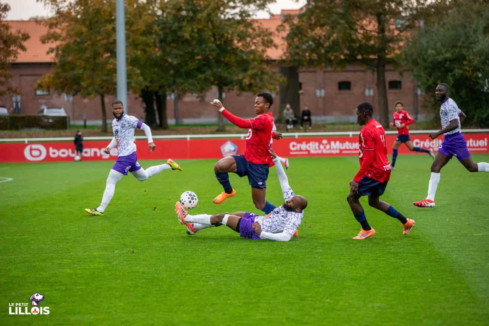 Angel Yondjo Angel Yondjo part en dribbles avec la réserve du LOSC.