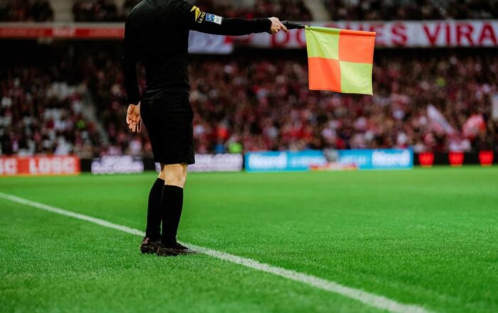 Un arbitre de touche en Ligue 1 signale un hors-jeu.