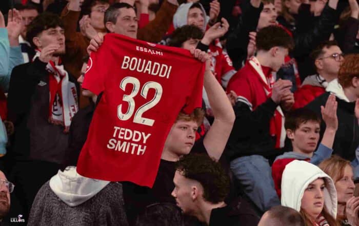 Un maillot d'Ayyoub Bouaddi brandi en tribunes pendant LOSC - Aston Villa.