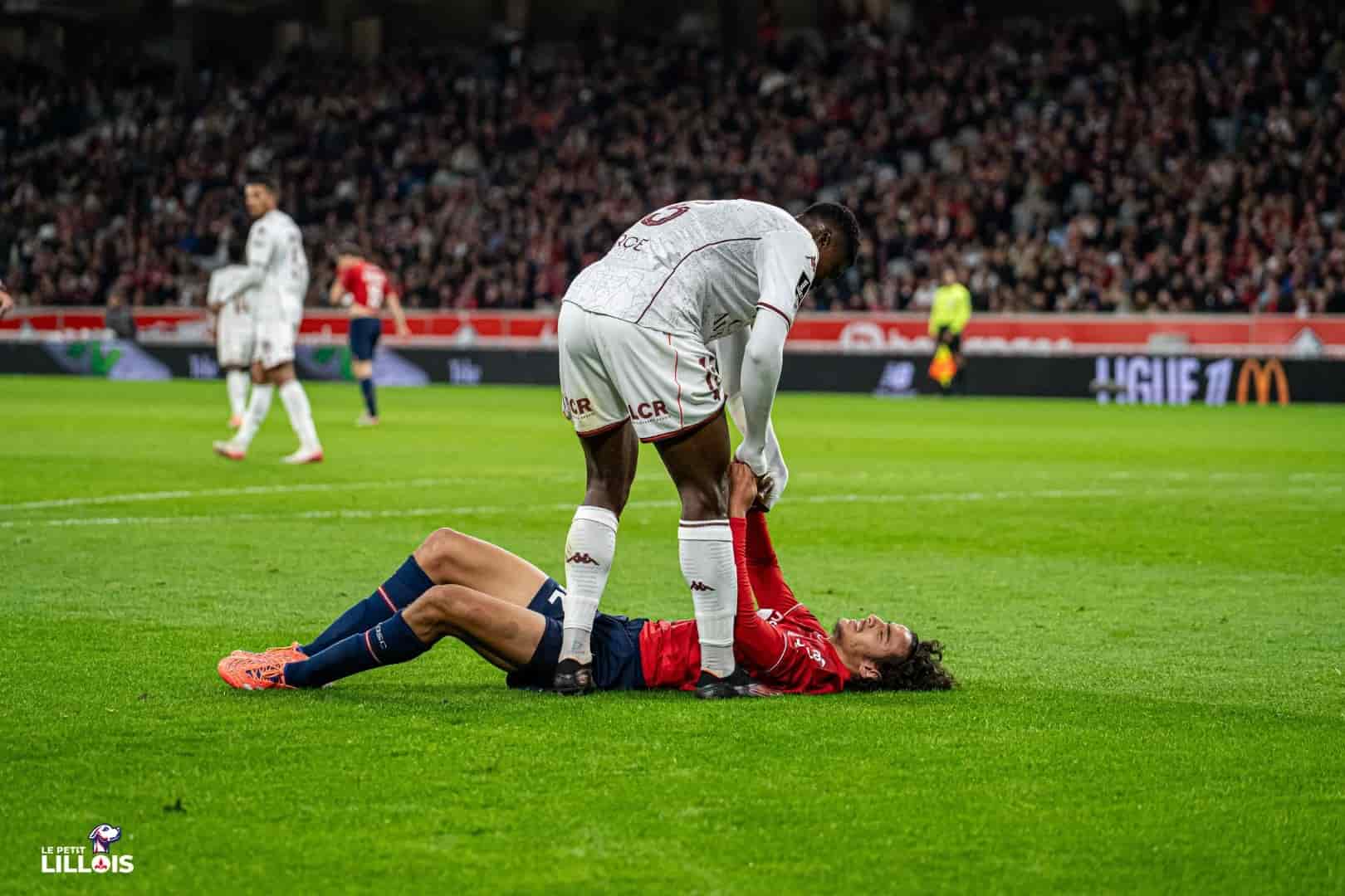 Ayyoub Bouaddi FC Metz Ayyoub Bouaddi à terre après un choc pendant LOSC - FC Metz.