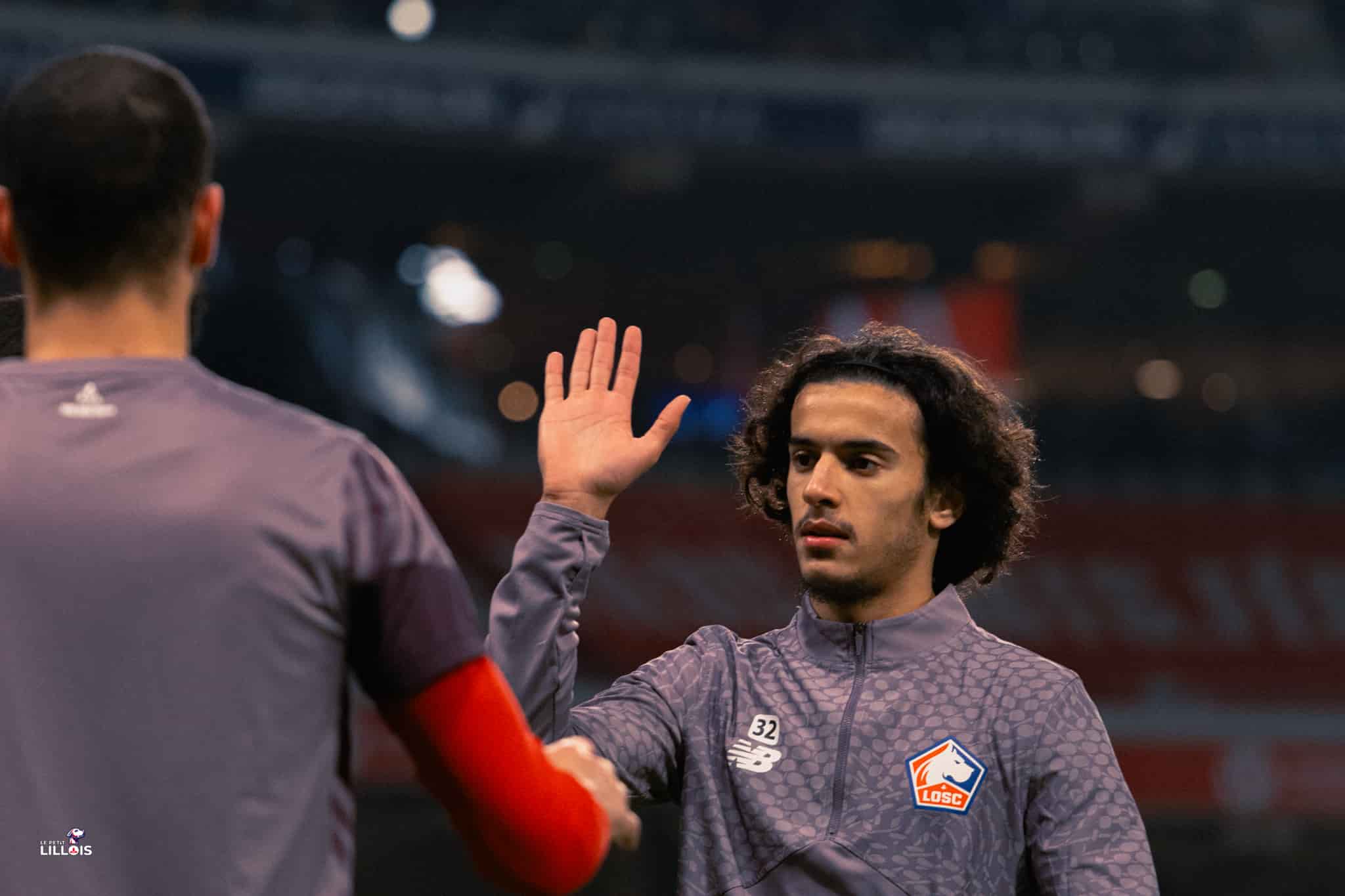 Ayyoub Bouaddi s'encourage avec ses co&eacute;quipiers lors d'un &eacute;chauffement du LOSC.