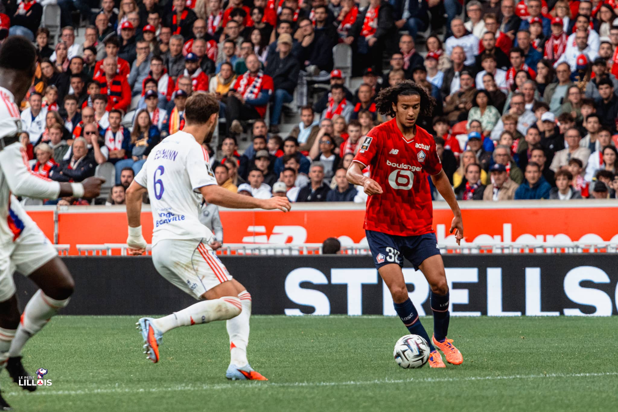 Ayyoub Bouaddi au milieu de terrain avec le LOSC.