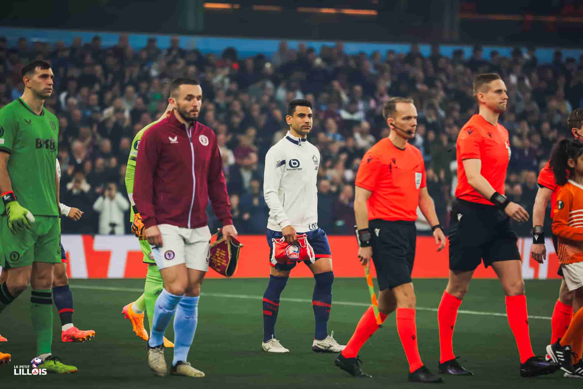 Benjamin Andr&eacute; entre sur le terrain pendant Aston Villa - LOSC &agrave; Birmingham.