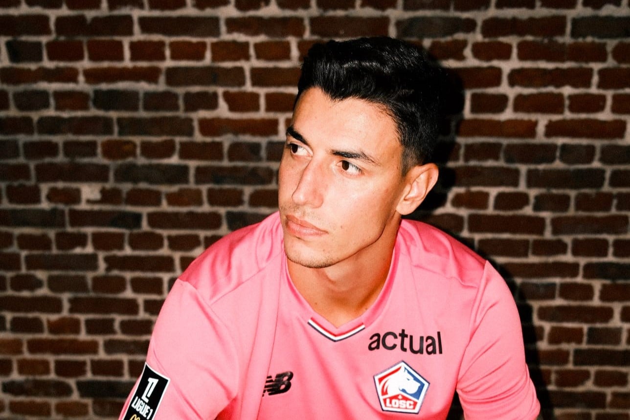 Berke &Ouml;zer pose pour la toute premi&egrave;re fois avec les couleurs du LOSC.