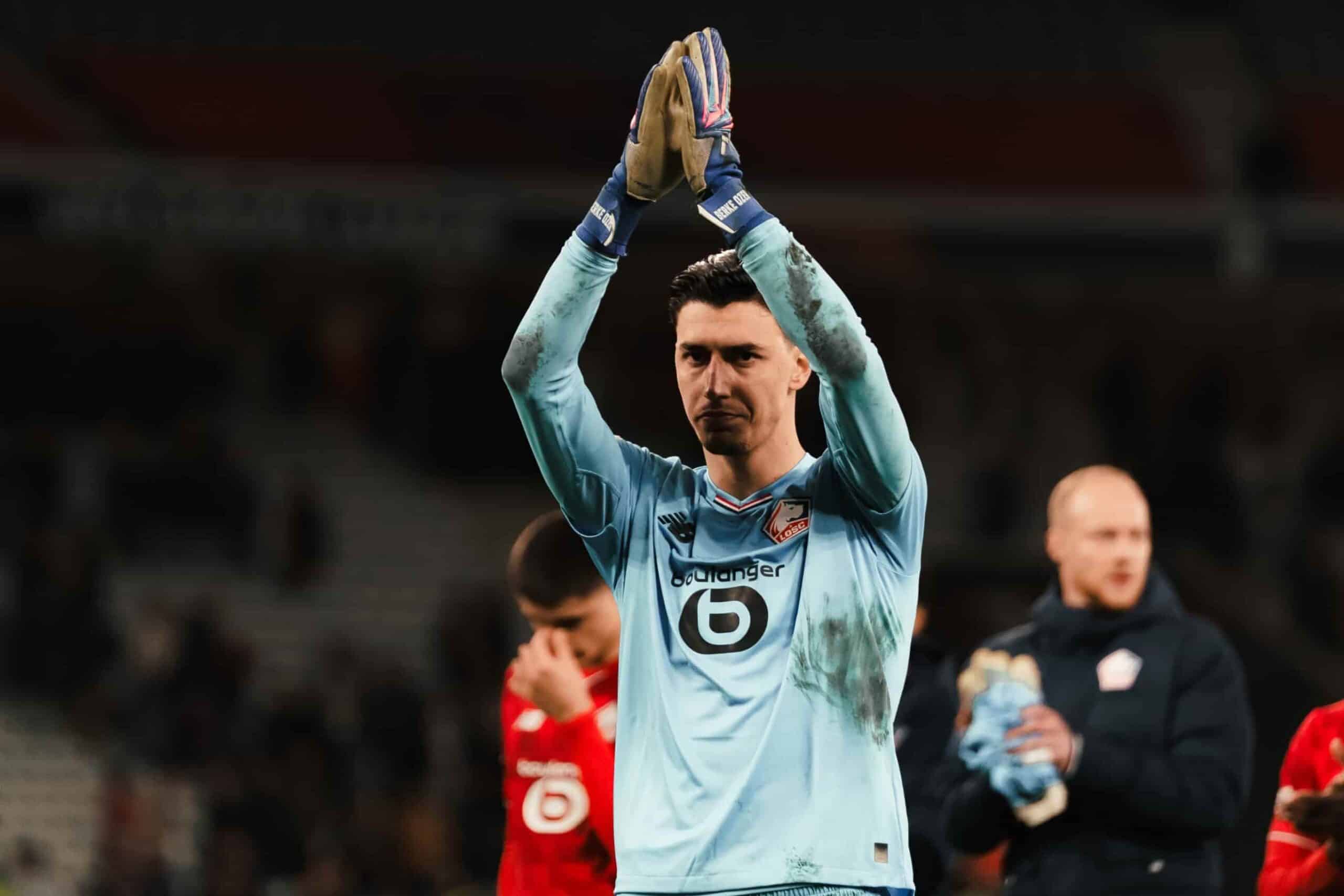 Berke &Ouml;zer devant les supporters lillois apr&egrave;s LOSC - Aston Villa.