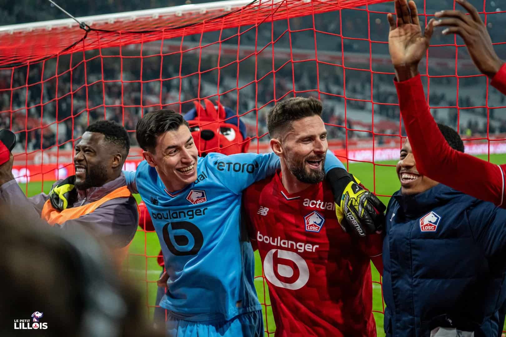 Olivier Giroud et Berke &Ouml;zer c&eacute;l&egrave;bre la victoire lilloise apr&egrave;s LOSC - OM.