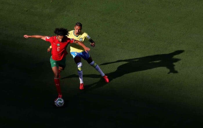 EAST RUTHERFORD, NEW JERSEY - 13 JUIN : Ayyoub Bouaddi #6 du Maroc est d&eacute;fi&eacute; par Raphinha #11 du Br&eacute;sil lors du match du groupe C de la Coupe du Monde de la FIFA 2026 entre le Br&eacute;sil et le Maroc au New York New Jersey Stadium le 13 juin 2026 &agrave; East Rutherford, New Jersey.