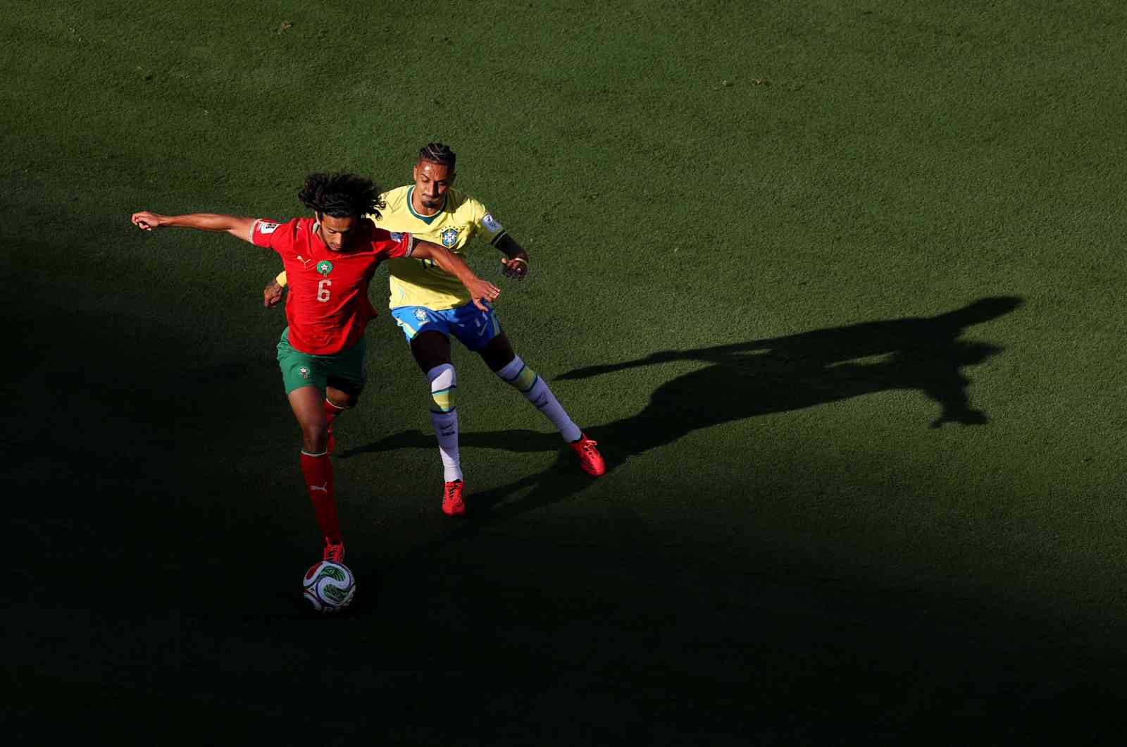 EAST RUTHERFORD, NEW JERSEY - 13 JUIN : Ayyoub Bouaddi #6 du Maroc est d&eacute;fi&eacute; par Raphinha #11 du Br&eacute;sil lors du match du groupe C de la Coupe du Monde de la FIFA 2026 entre le Br&eacute;sil et le Maroc au New York New Jersey Stadium le 13 juin 2026 &agrave; East Rutherford, New Jersey.