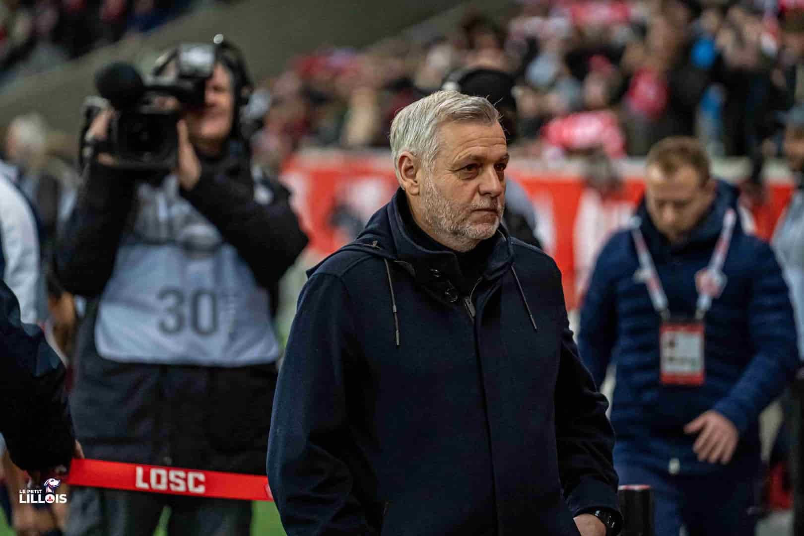 Bruno Genesio sur le bord de terrain avant une rencontre.