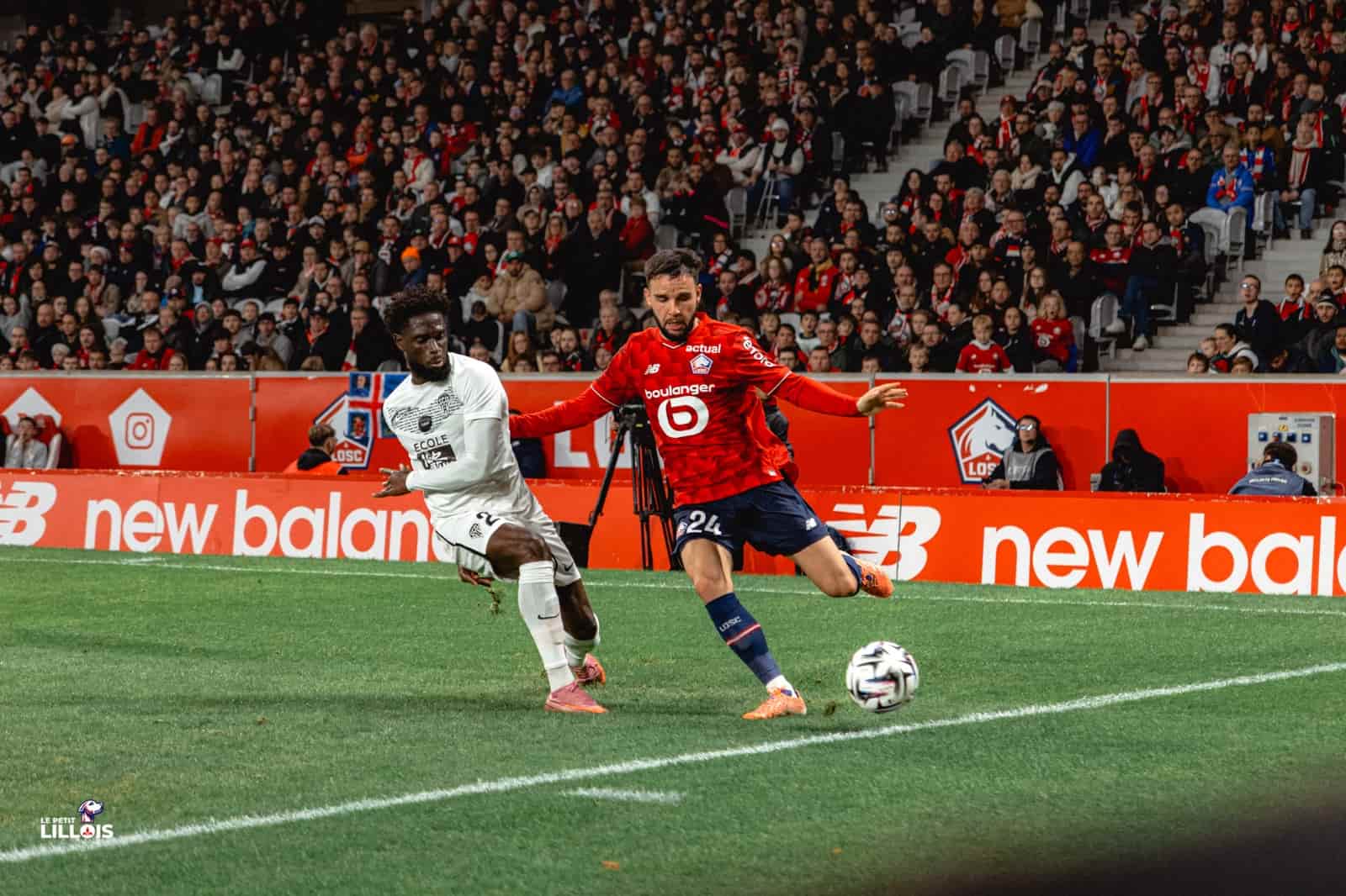 Calvin Verdonk au duel avec un Angevin pendant LOSC - Angers SCO.