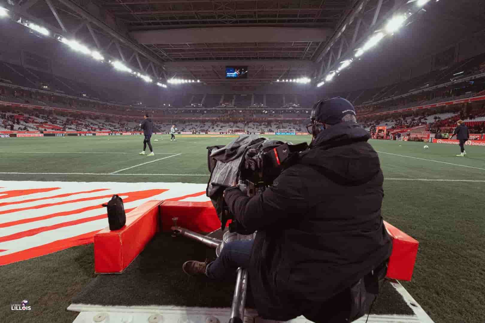 Caméra LOSC Une caméra filme le LOSC dans l'enceinte de la Decathlon Arena - Stade Pierre-Mauroy.