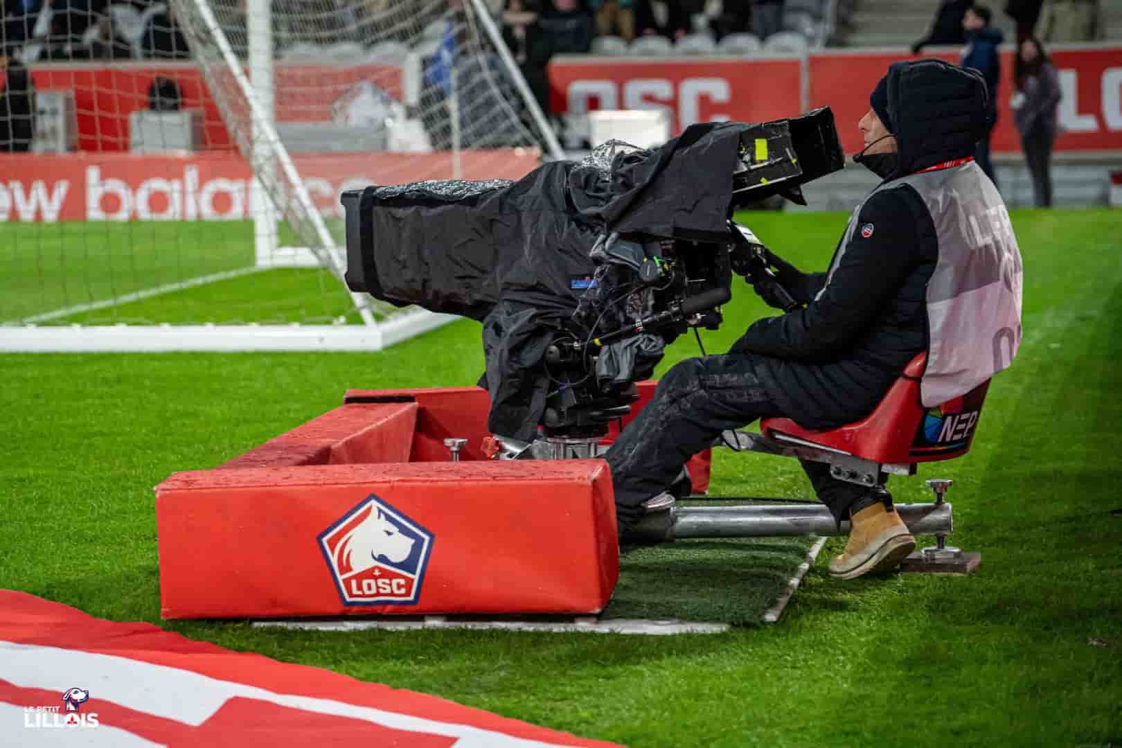 Une cam&eacute;ra de t&eacute;l&eacute;vision pendant LOSC - Stade Rennais.