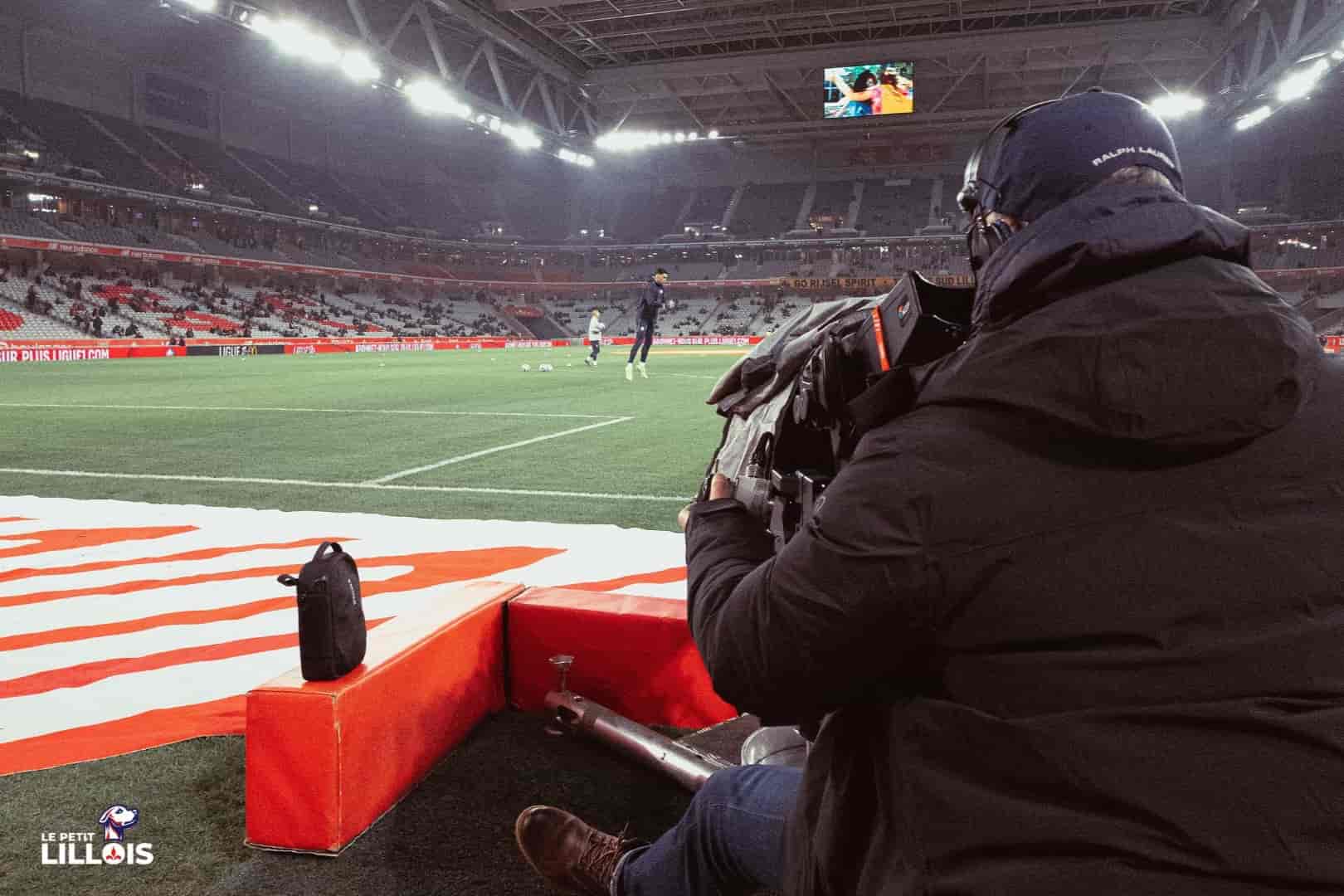 Caméra LOSC Ligue 1 Une caméra filme le LOSC dans l'enceinte de la Decathlon Arena - Stade Pierre-Mauroy.