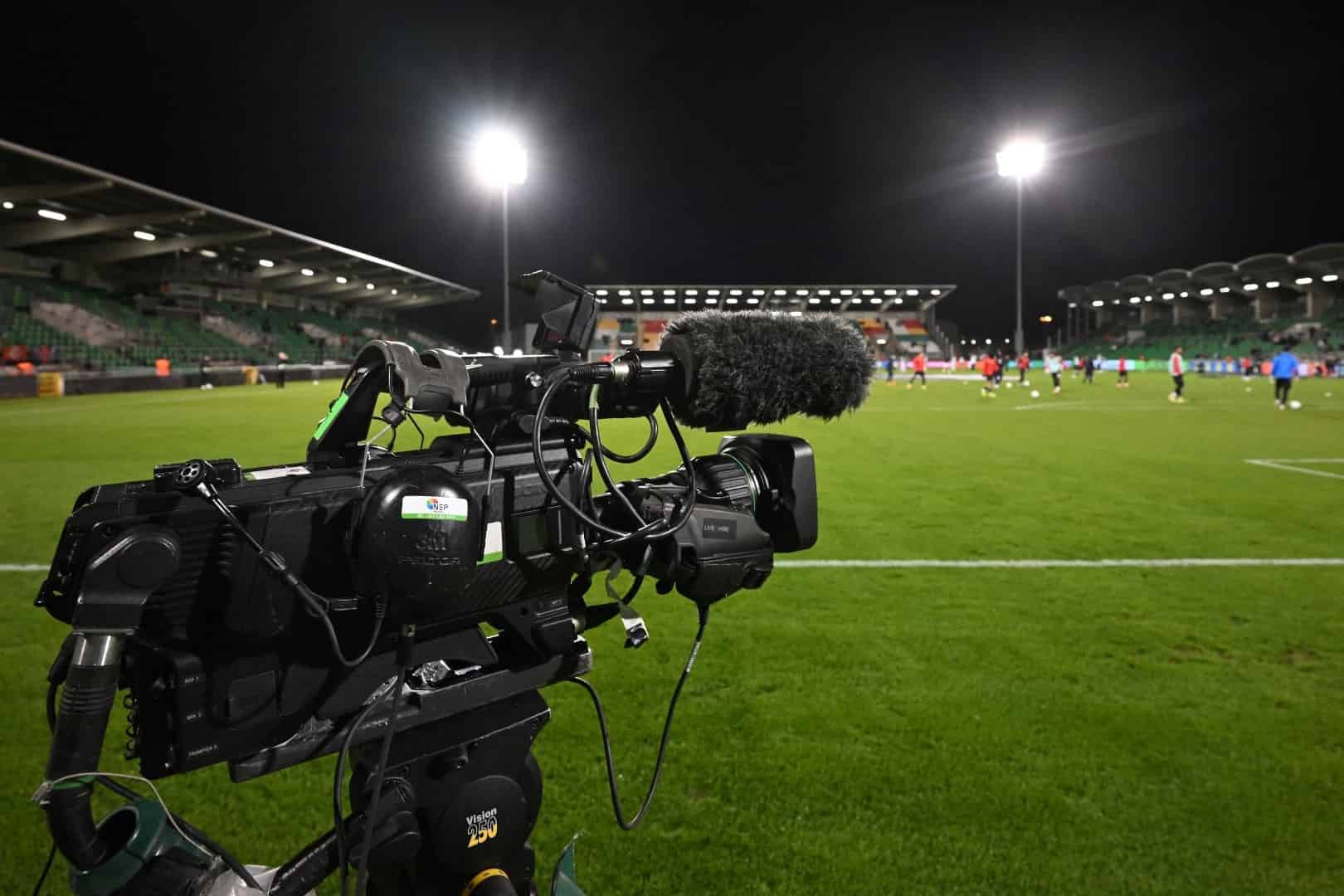 Une cam&eacute;ra enregistre un match de football.