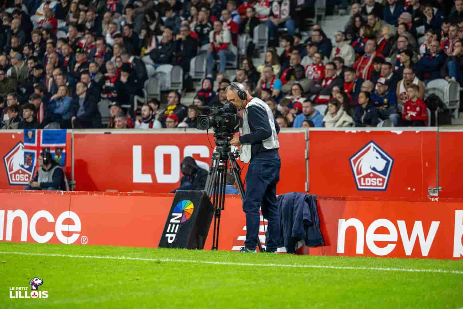 Un cam&eacute;raman au bord du terrain dans la Decathlon Arena - Stade Pierre-Mauroy.