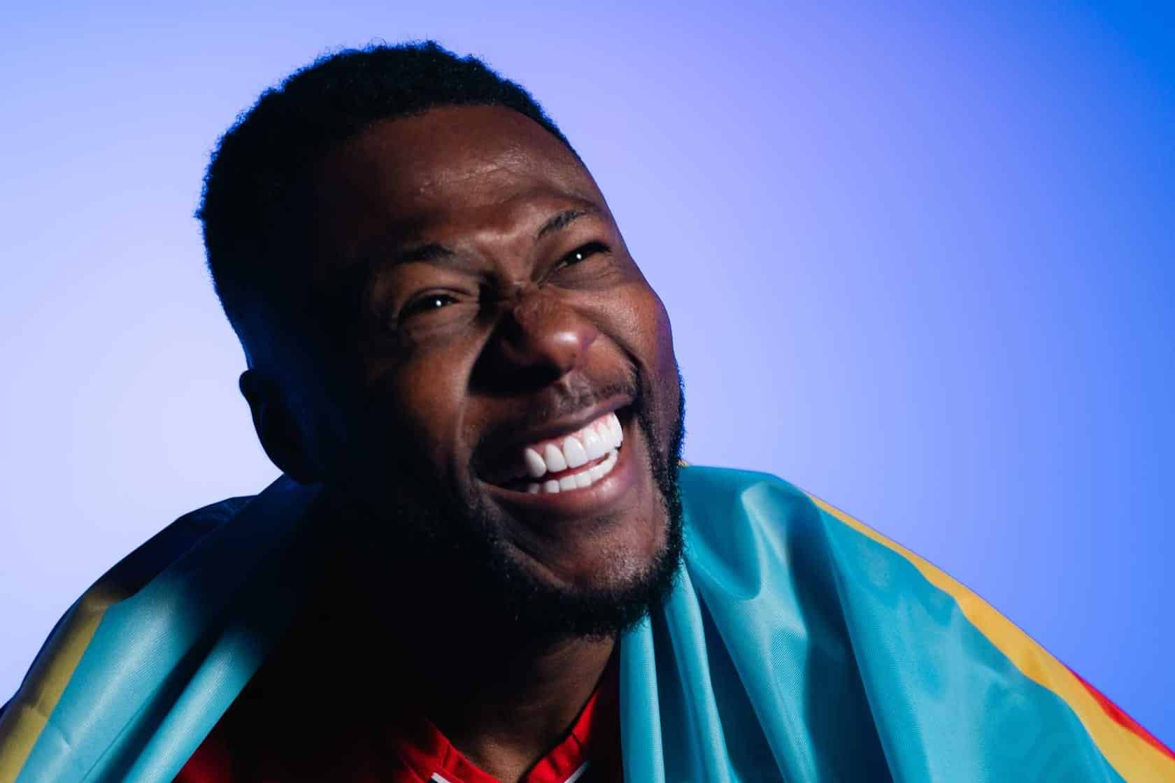 Chancel Mbemba Chancel Mbemba porte le drapeau de la République démocratique du Congo pour son arrivée au LOSC.