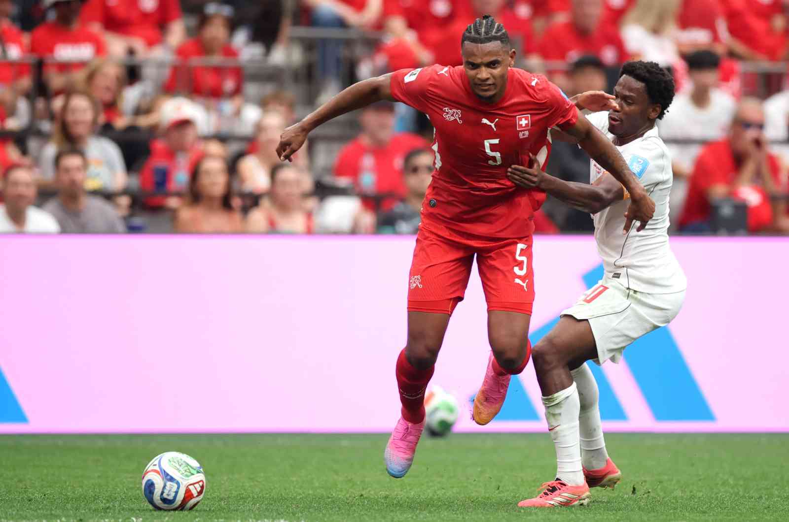 VANCOUVER, COLOMBIE-BRITANNIQUE - 24 JUIN : Manuel Akanji #5 de Suisse contr&ocirc;le le ballon face &agrave; Jonathan David #10 du Canada lors du match de groupe B de la Coupe du Monde de la FIFA 2026 entre la Suisse et le Canada au BC Place Vancouver le 24 juin 2026 &agrave; Vancouver, Colombie-Britannique.