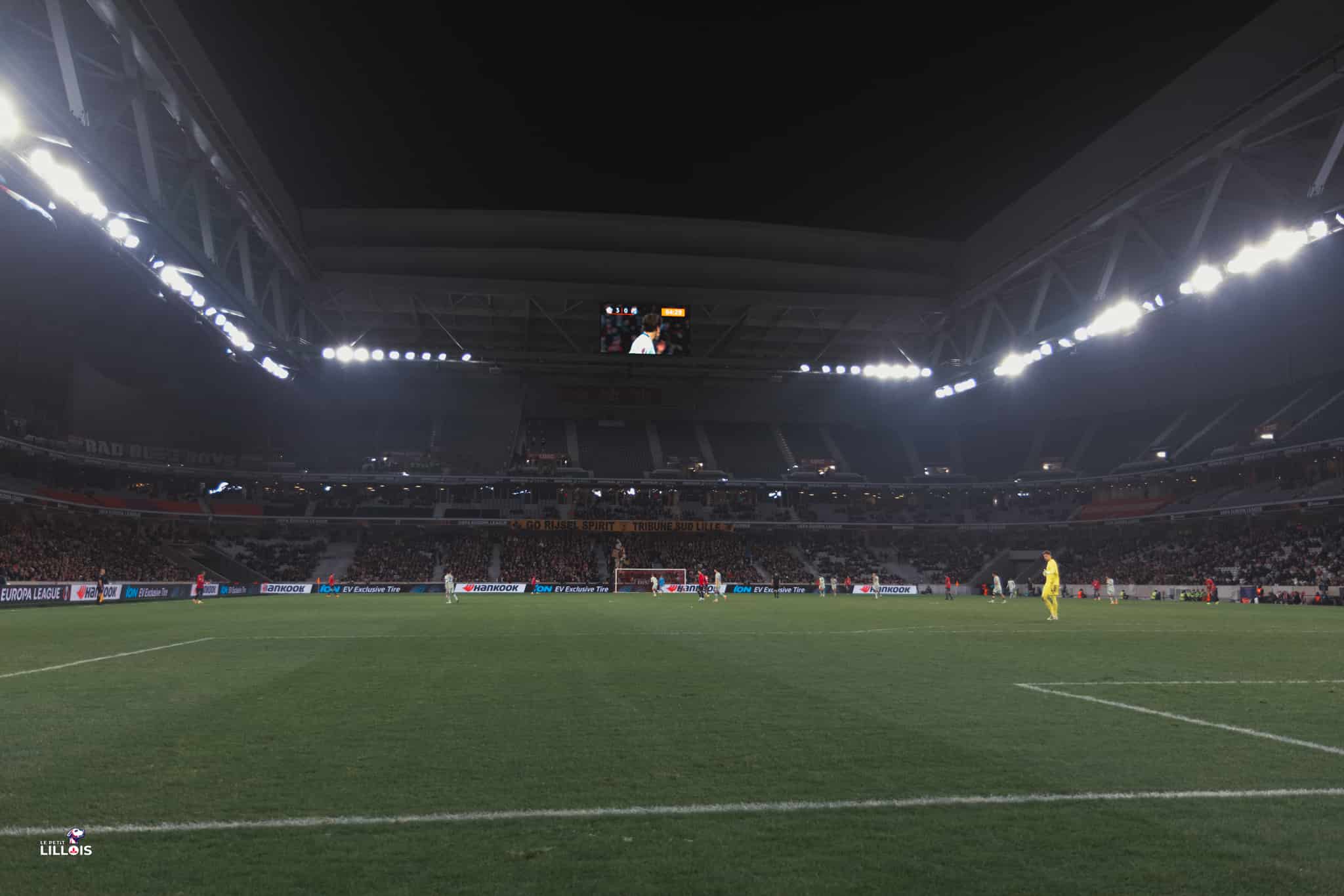 La Decathlon Arena - Stade Pierre Mauroy illumin&eacute; pour LOSC - Dinamo Zagreb.