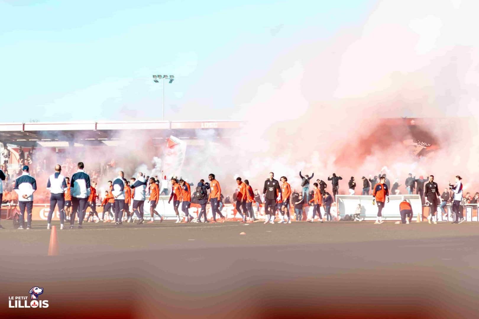 Entraînement spporters LOSC Les supporters du LOSC à un entraînement ouvert au public au Domaine de Luchin.