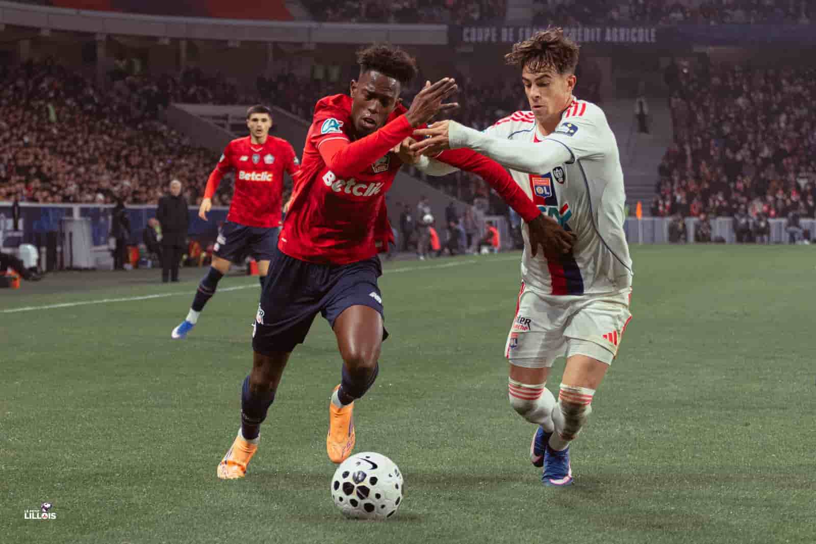 F&eacute;lix Correia tente de dribbler sur l'aile pendant LOSC - OL en Coupe de France.
