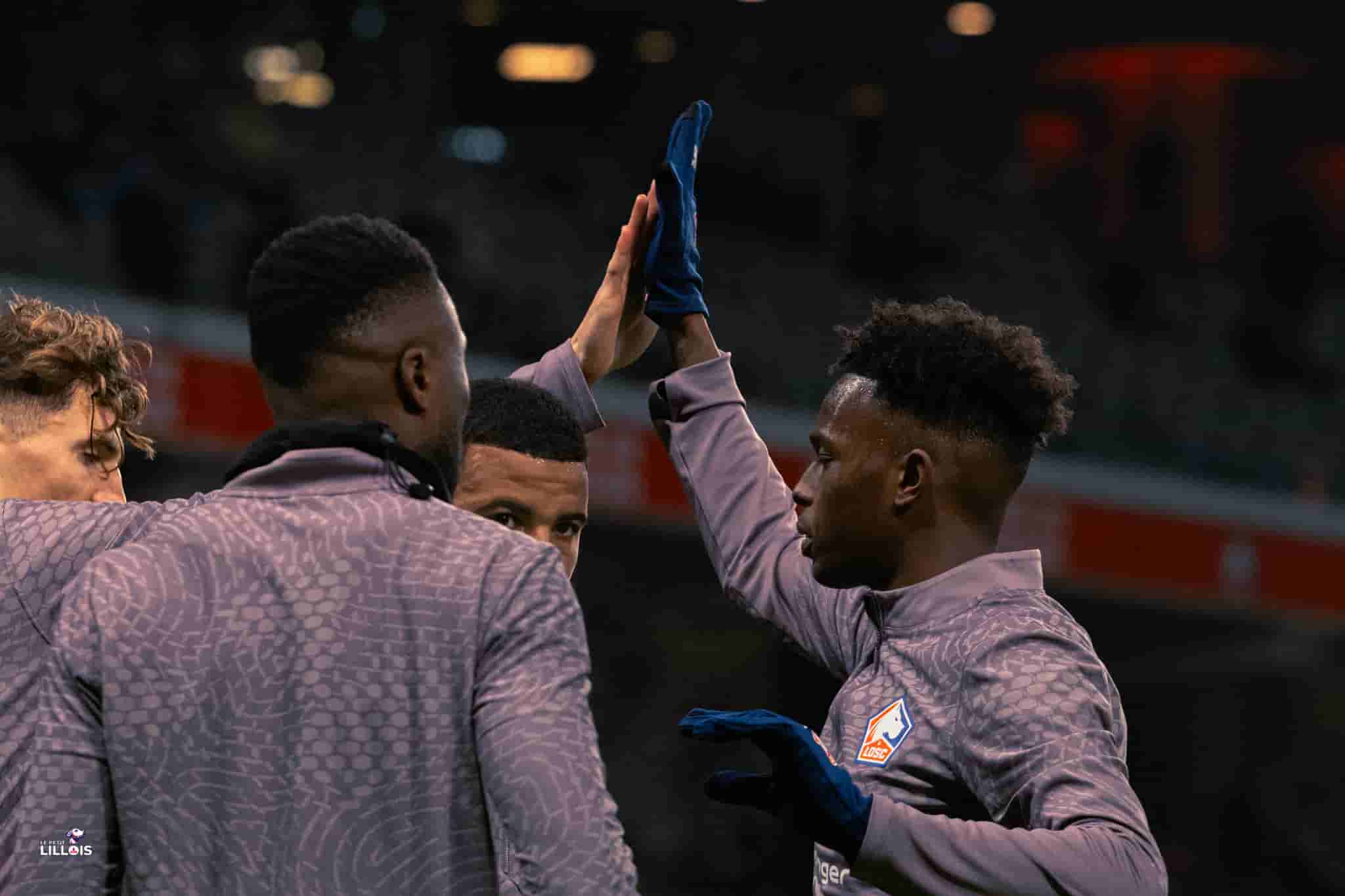 F&eacute;lix Correia salue ses co&eacute;quipiers &agrave; l'&eacute;chauffement avant LOSC - Paris FC.