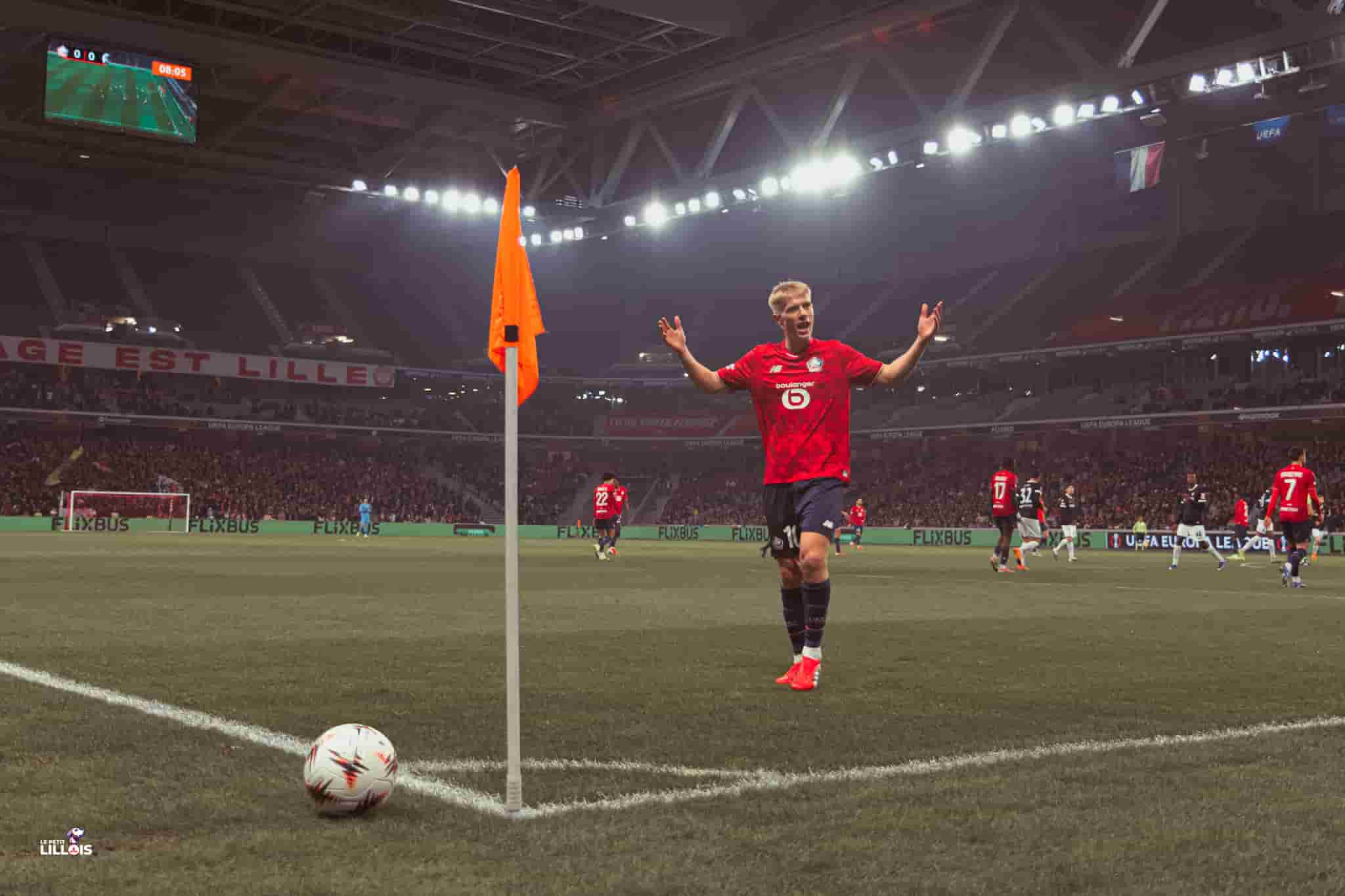 Hakon Haraldsson harangue les supporters pendant LOSC - SC Fribourg