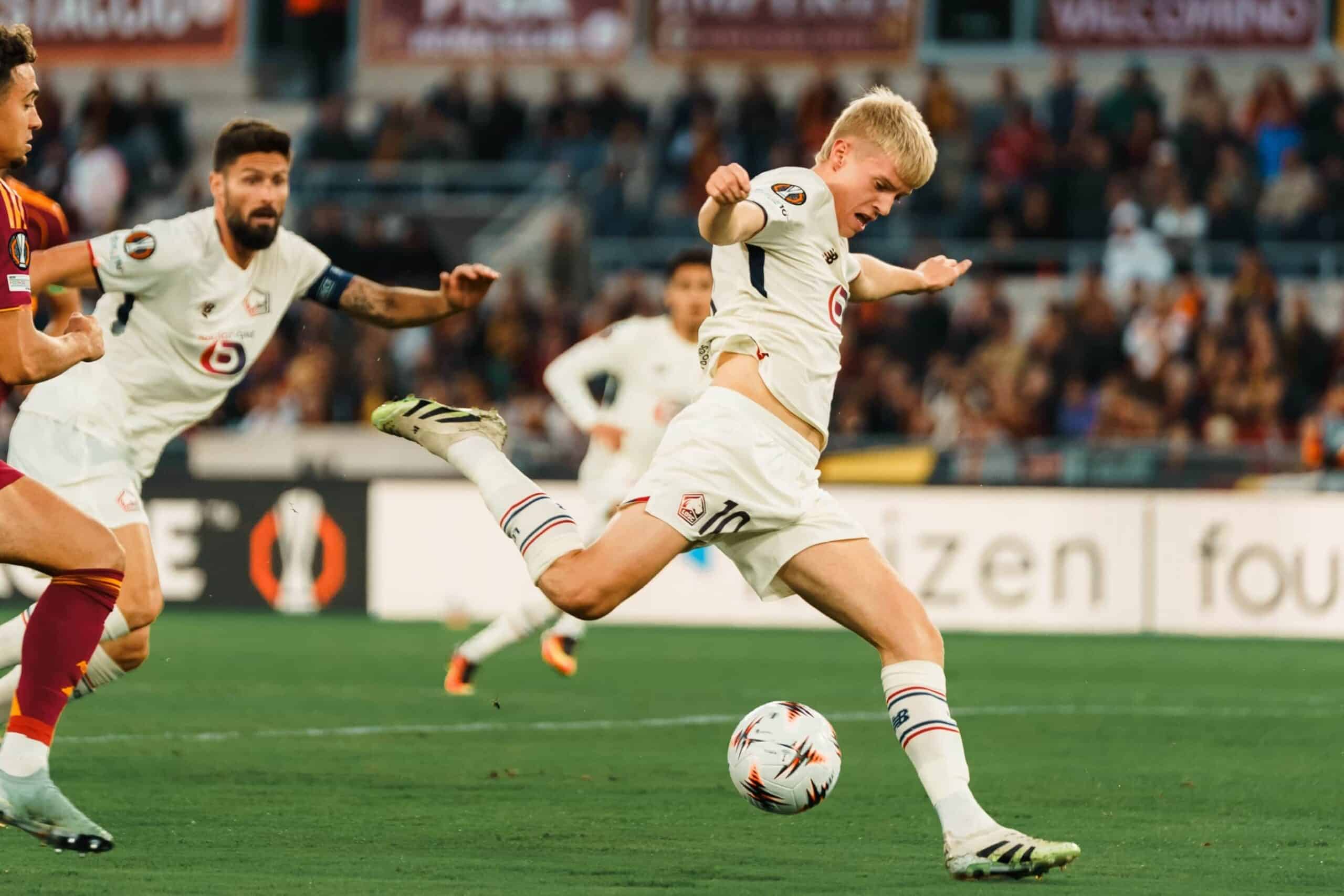 Hakon Haraldsson frappe au but pendant AS Rome - LOSC.