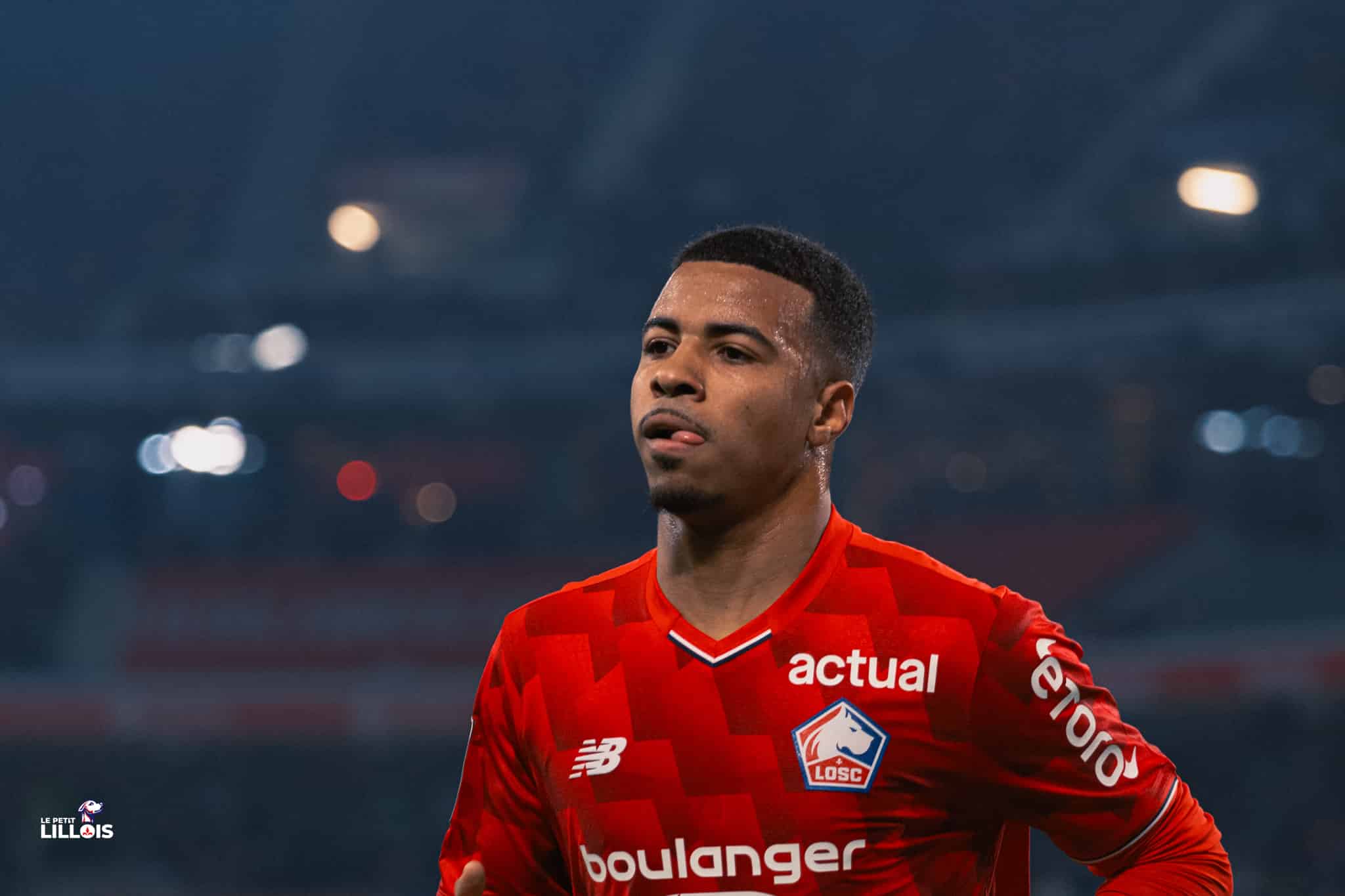 Hamza Igamane foule la pelouse du LOSC aux c&ocirc;t&eacute;s d'Olivier Giroud.