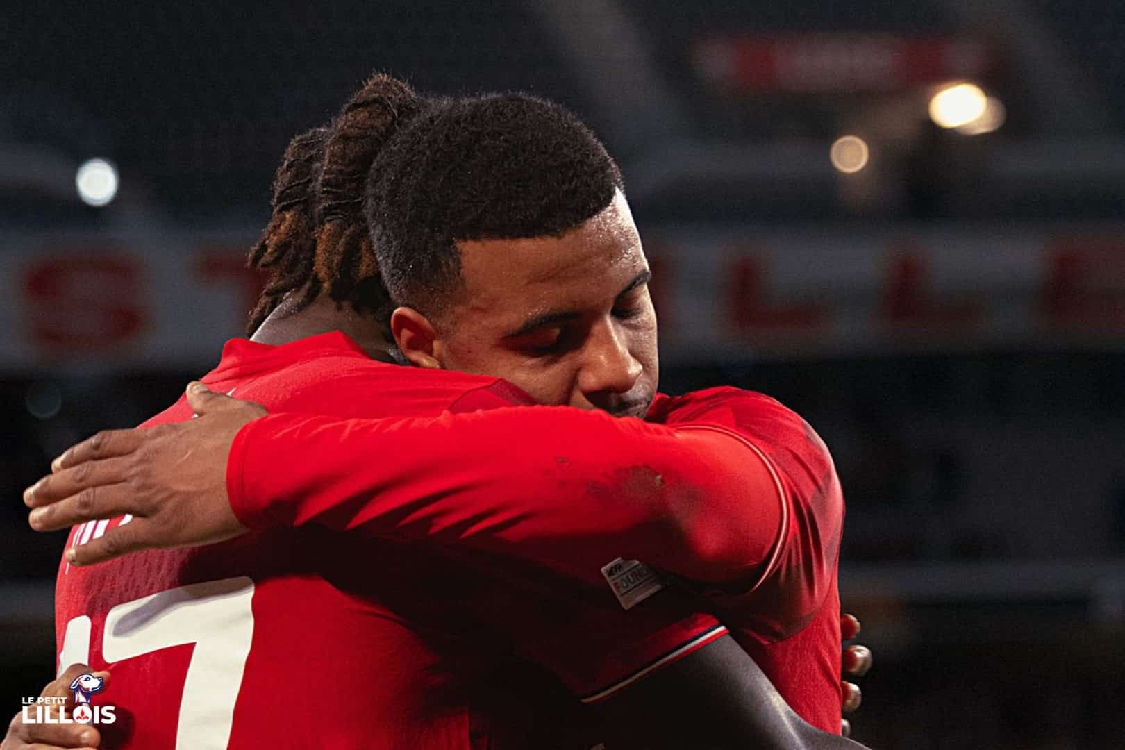 Hamza Igamane prend Ngal'ayel Mukau apr&egrave;s son but avec le LOSC.