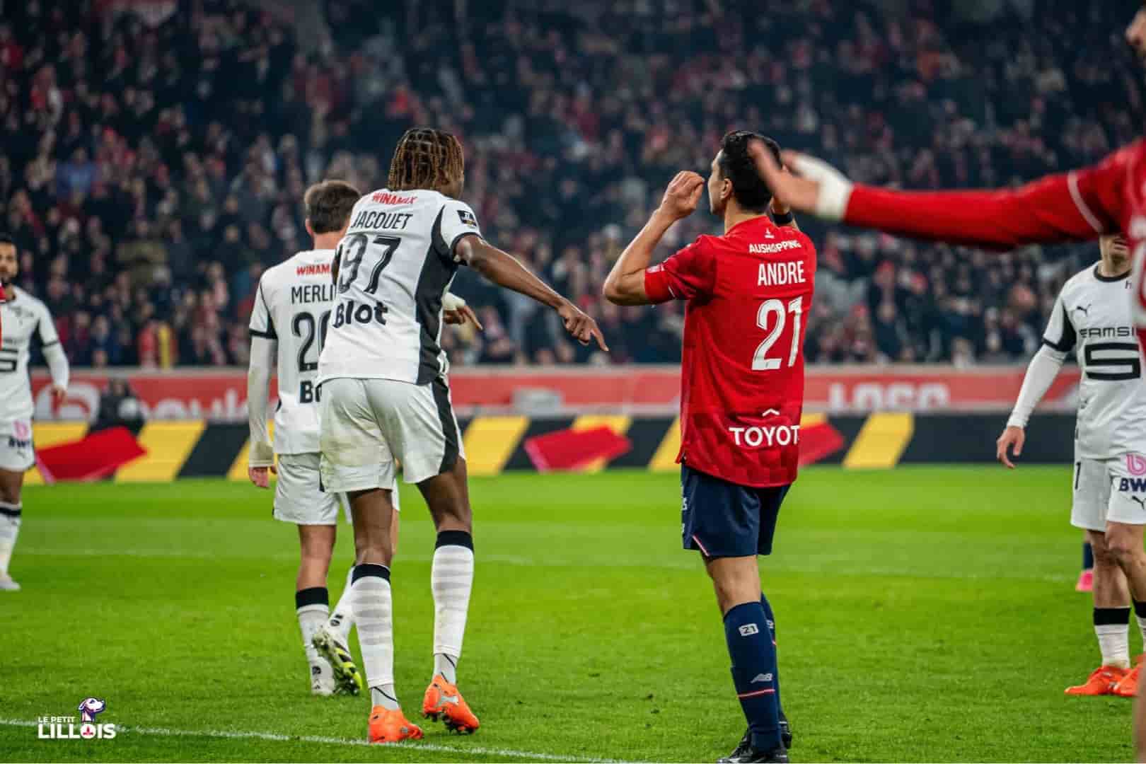 J&eacute;r&eacute;my Jacquet et Benjamin Andr&eacute; s'agacent aupr&egrave;s de l'arbitre pendant LOSC - Stade Rennais.