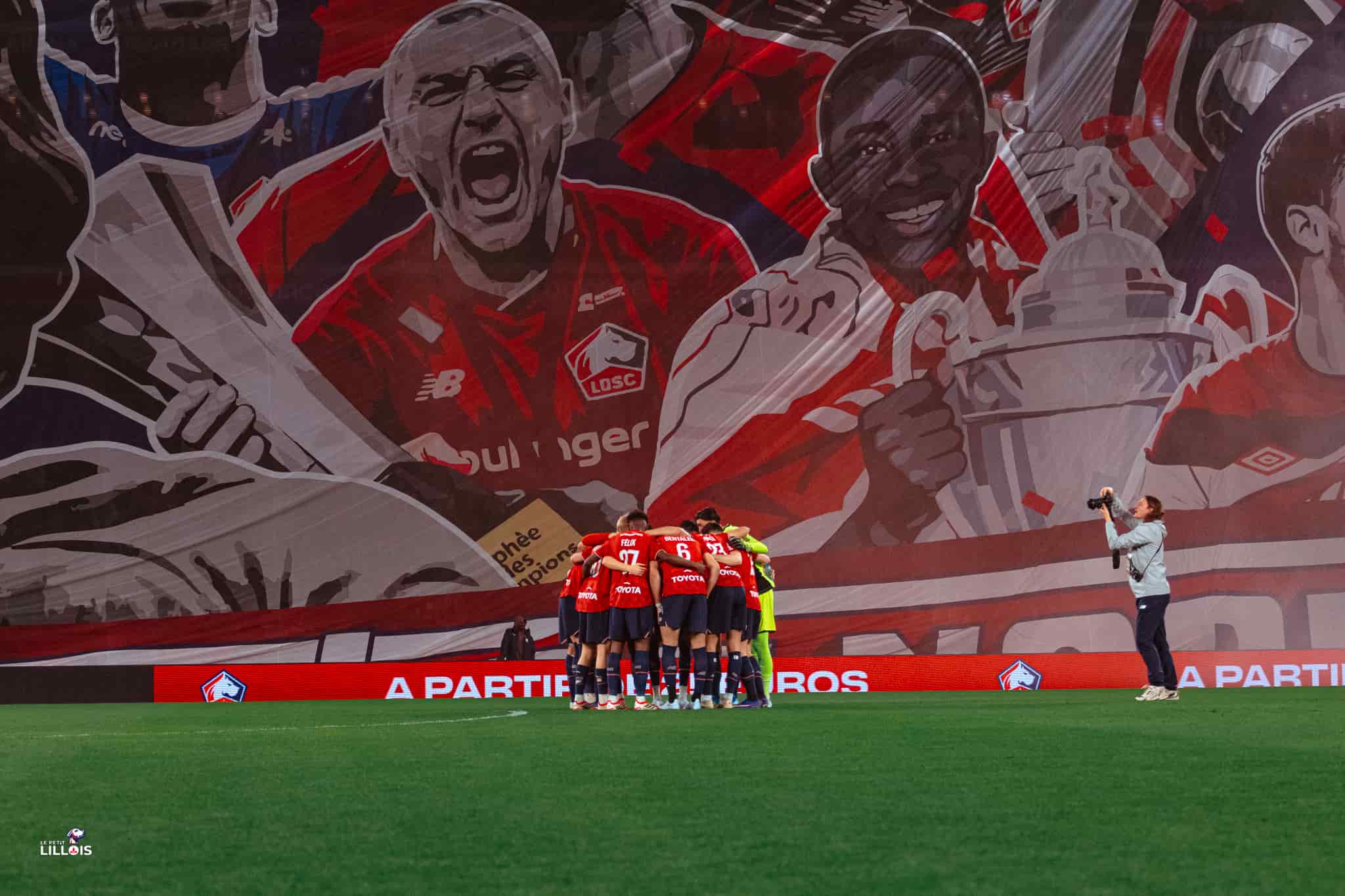 Les joueurs lillois r&eacute;unis en collectif avant LOSC - RC Lens.