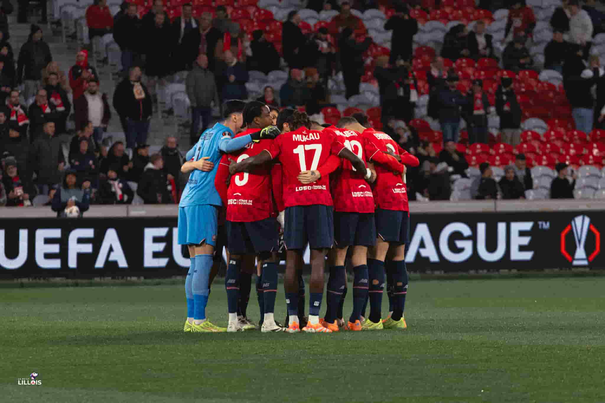 Joueurs LOSC Les joueurs du LOSC se concentrent au milieu de la pelouse en Ligue Europa.