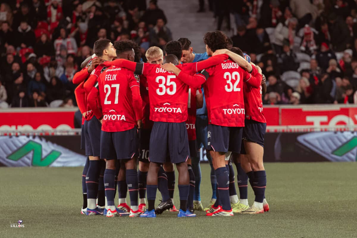 Les joueurs du LOSC unis en cercle.