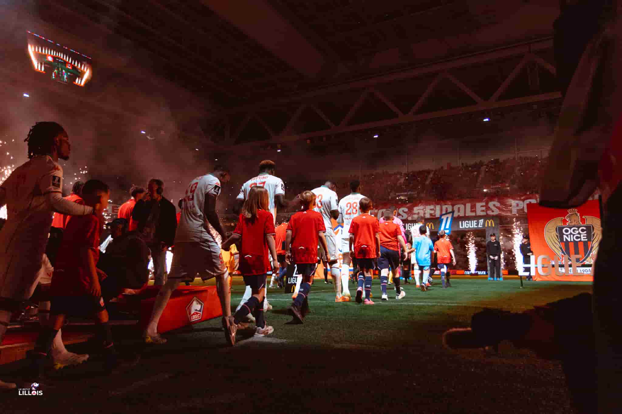 Les joueurs du LOSC rentrent sur la pelouse de la Decathlon Arena - Stade Pierre-Mauroy.