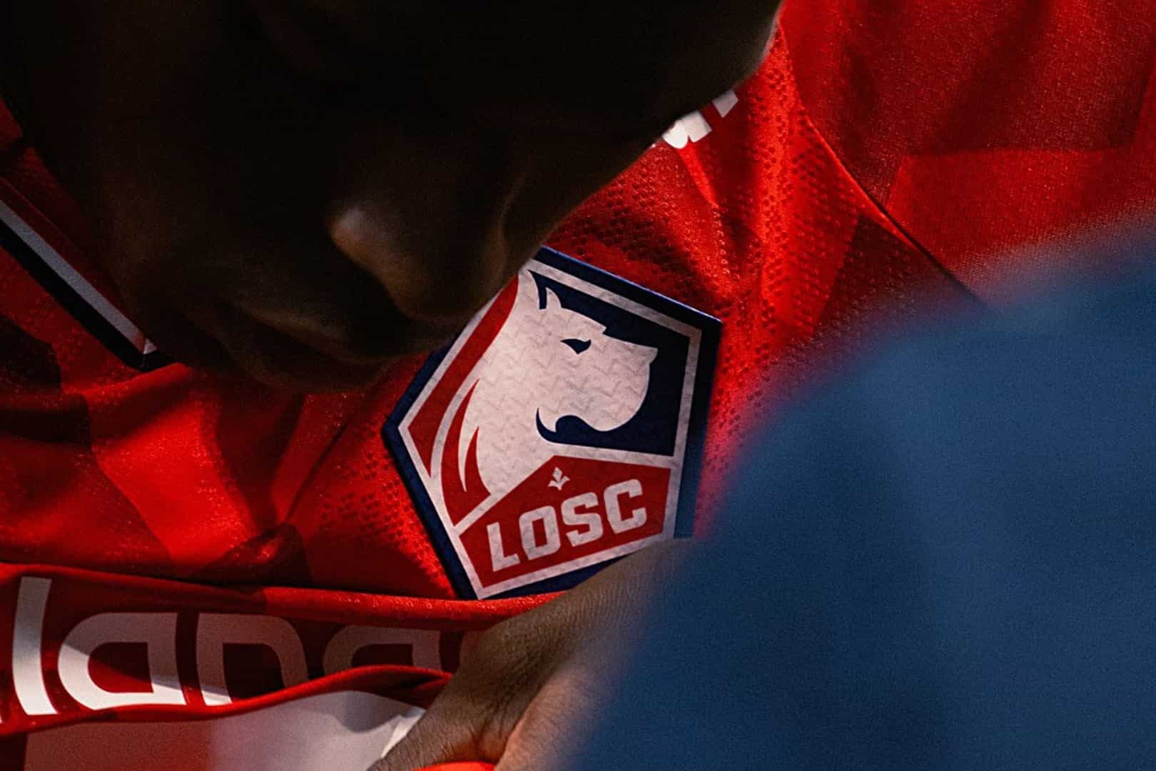 Zoom sur le logo du LOSC du maillot de F&eacute;lix Correia.